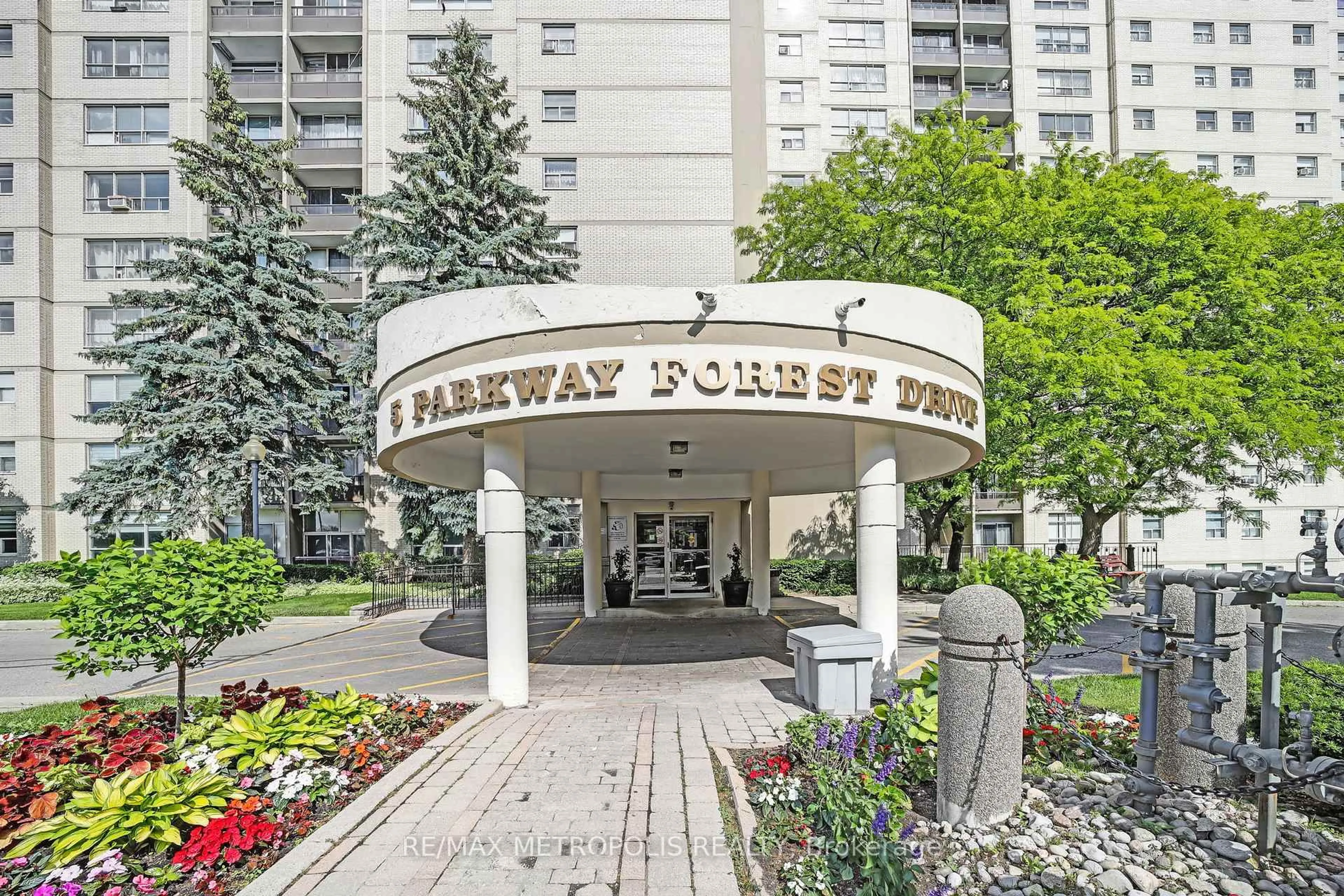Indoor entryway for 5 Parkway Forest Dr #303, Toronto Ontario M2J 1L2