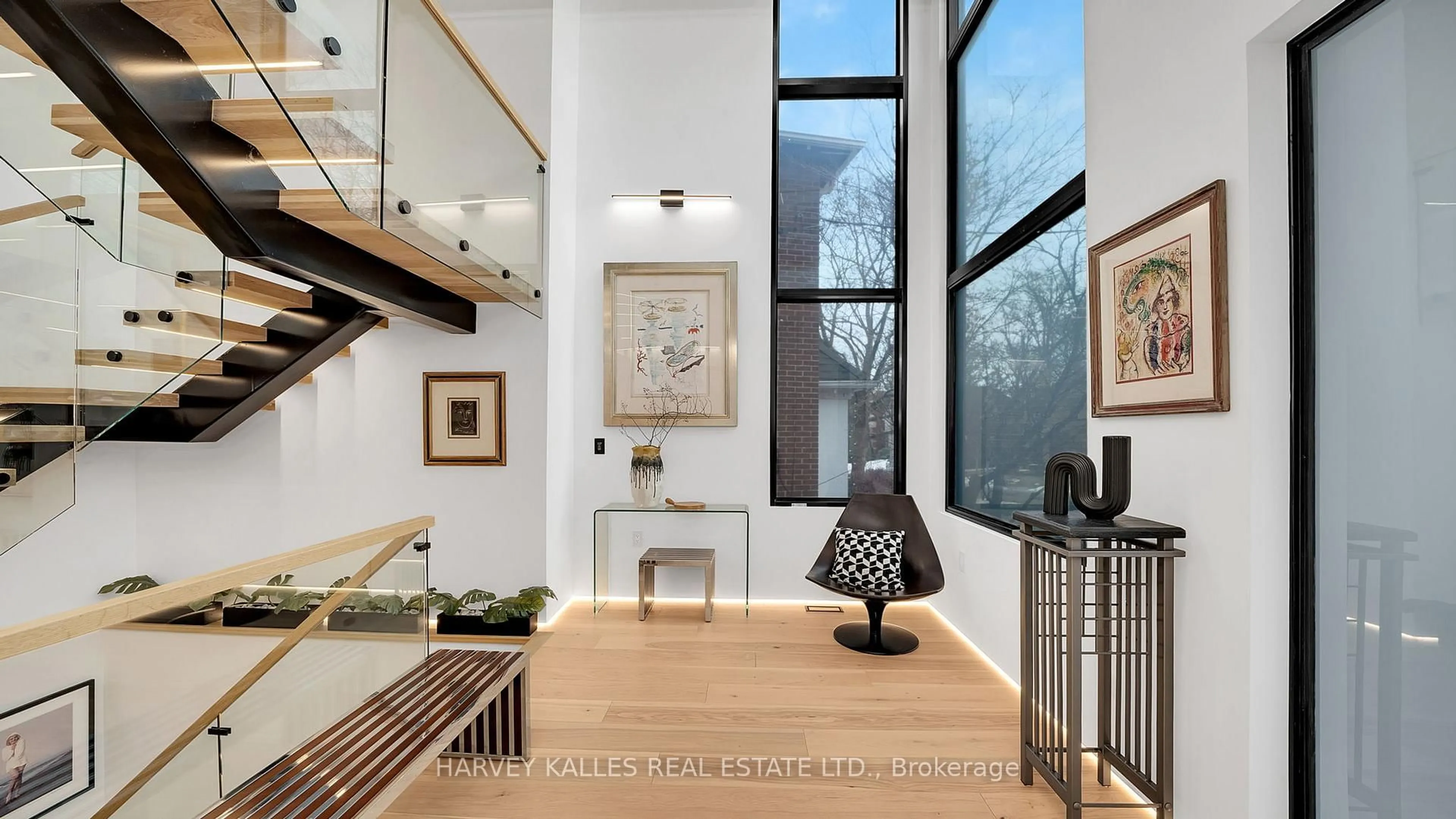 Indoor entryway for 4 Douglas Cres, Toronto Ontario M4W 2E7