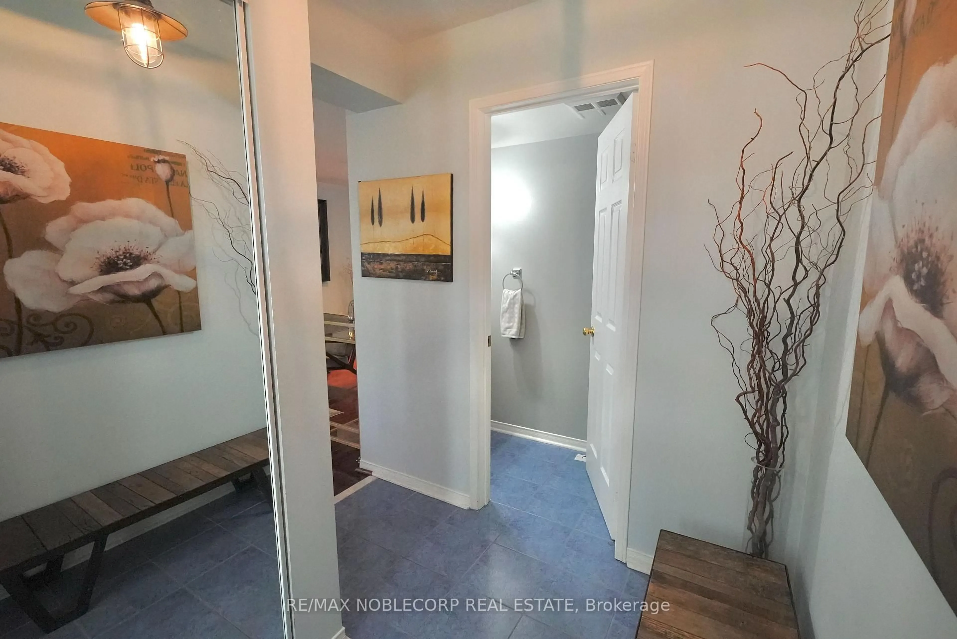 Indoor entryway for 17 Overlea Blvd, Toronto Ontario M4H 1R4