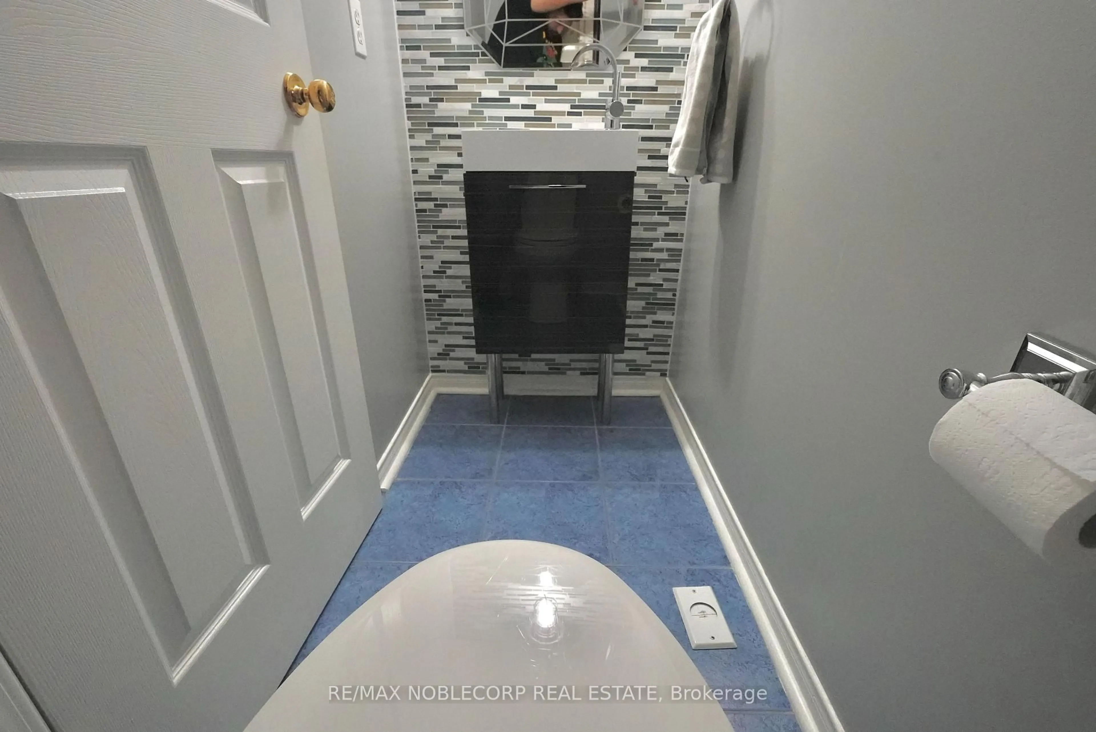 Indoor entryway for 17 Overlea Blvd, Toronto Ontario M4H 1R4