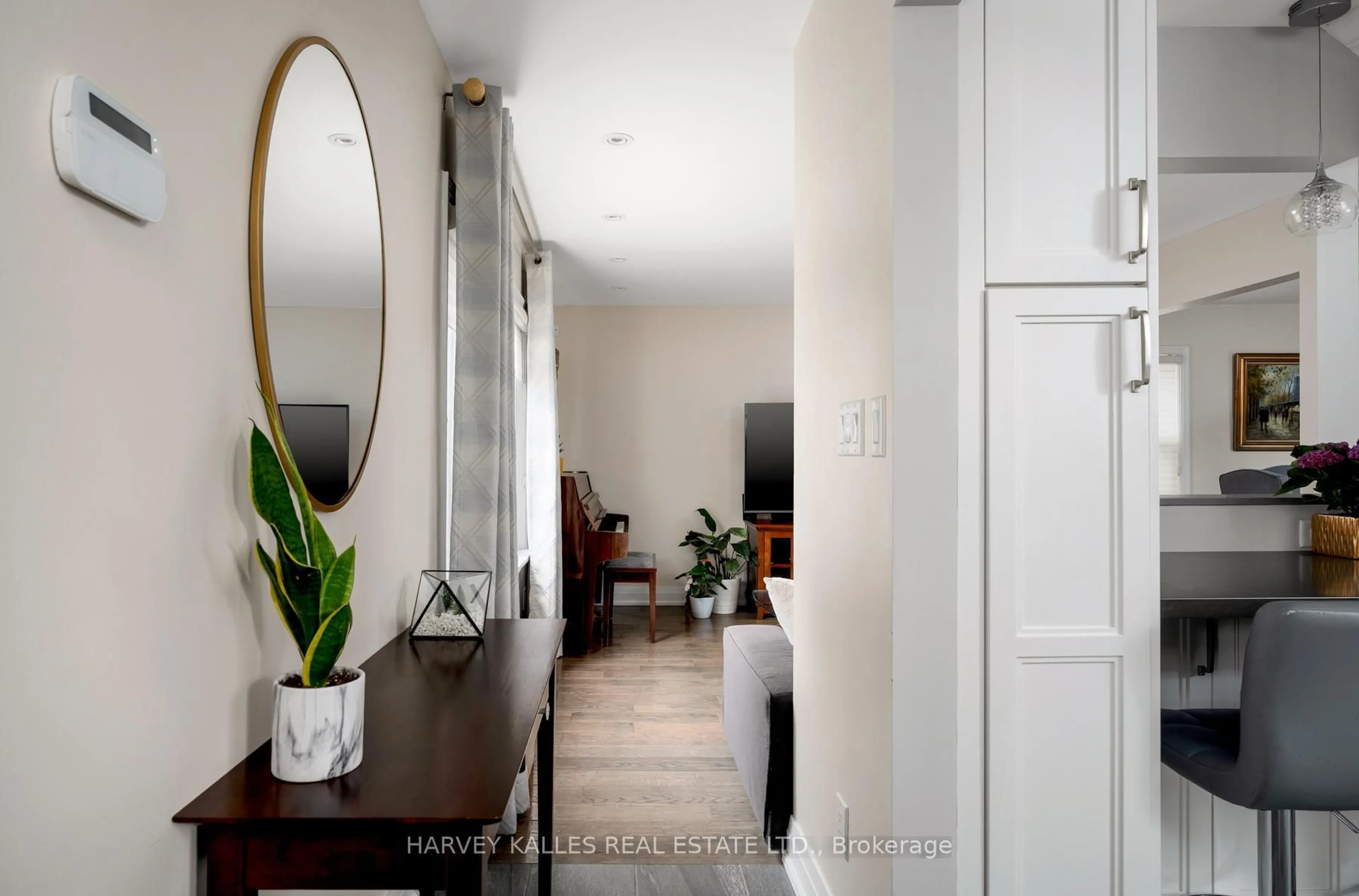 Indoor entryway for 89 Charleswood Dr, Toronto Ontario M3H 1X5
