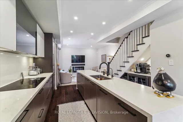 Additional image 24 of 361 Roehampton Ave