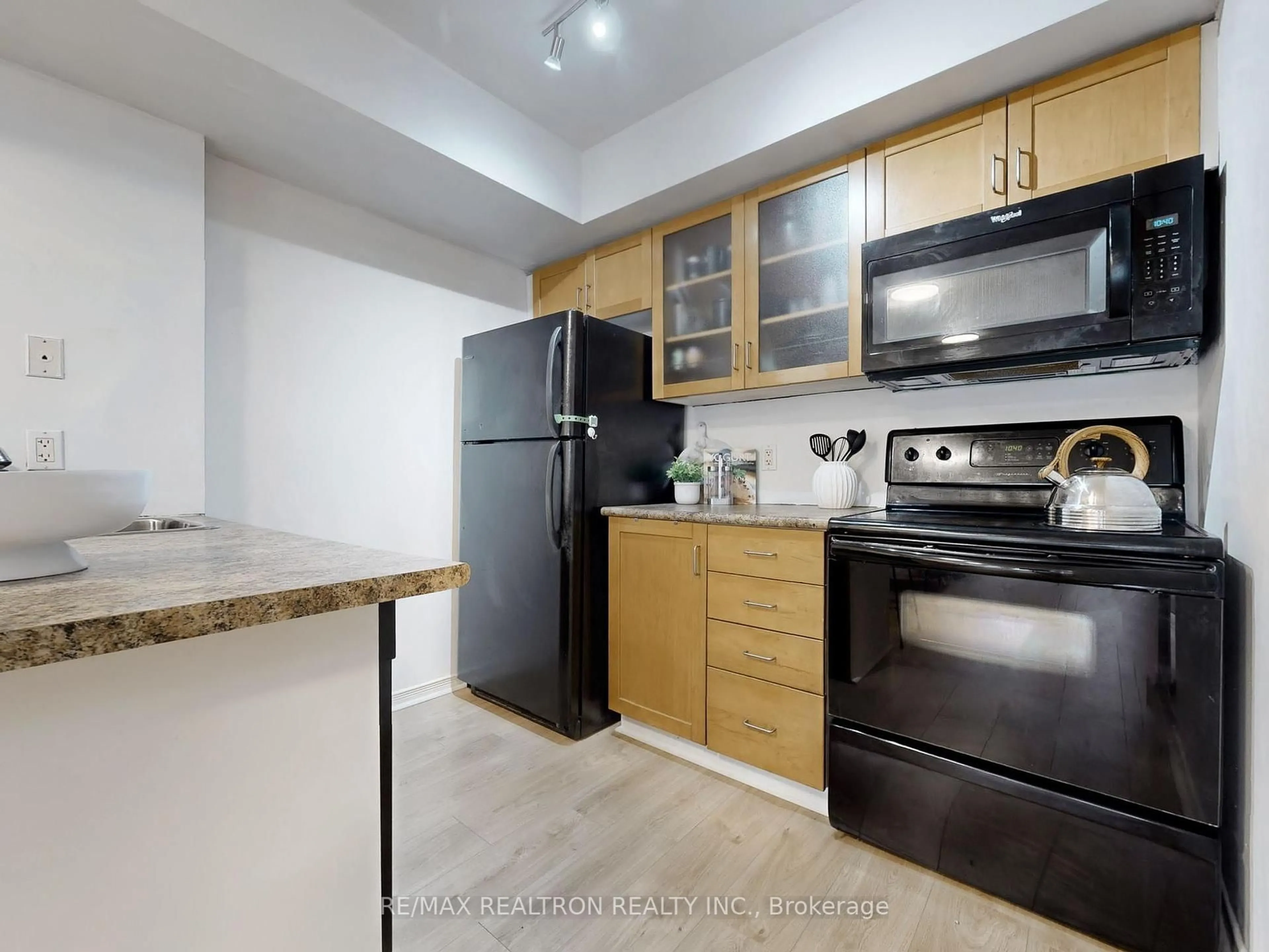 Standard kitchen, unknown for 46 Western Battery Rd #826, Toronto Ontario M6K 3P1