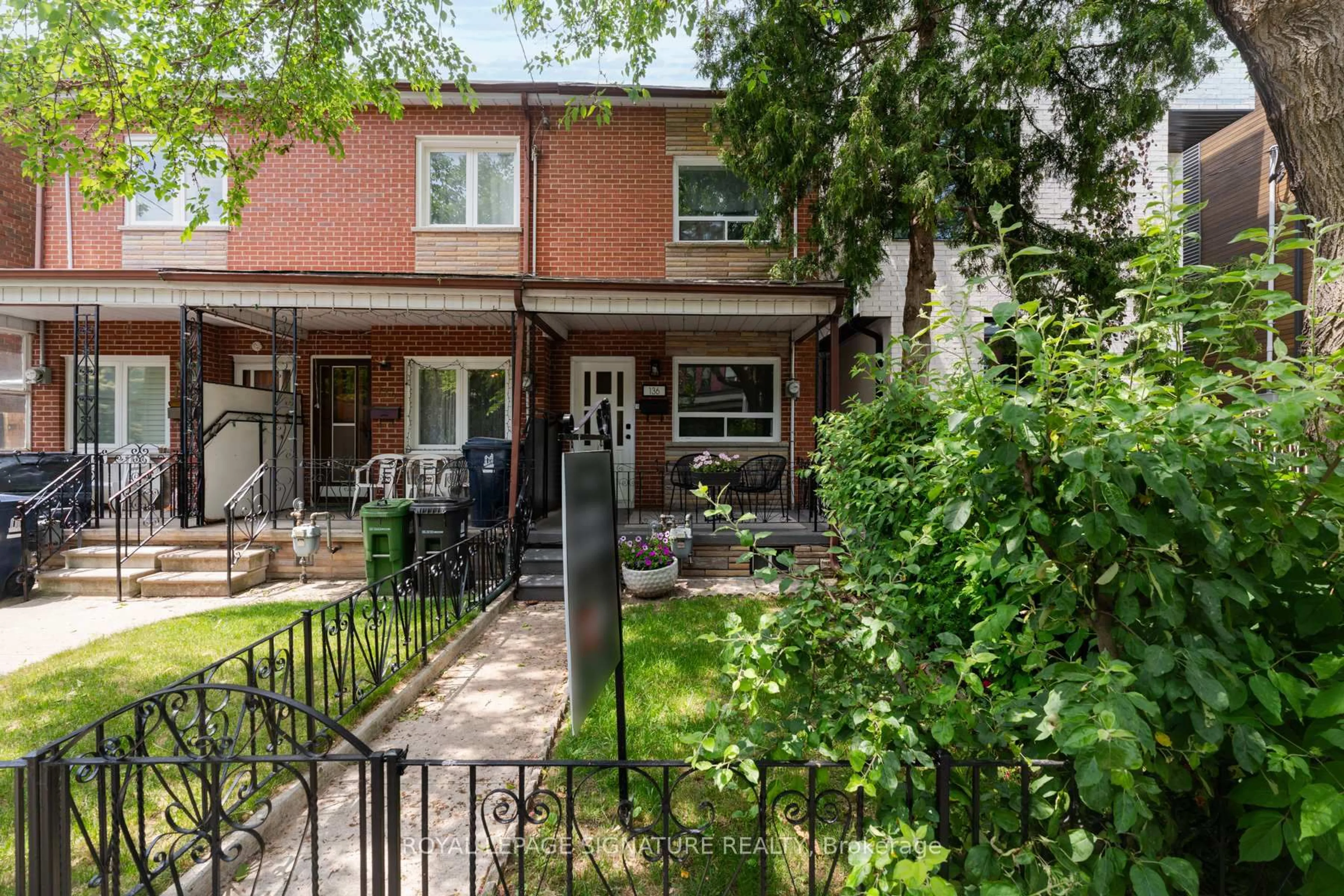Patio, street for 136 Montrose Ave, Toronto Ontario M6J 2T7