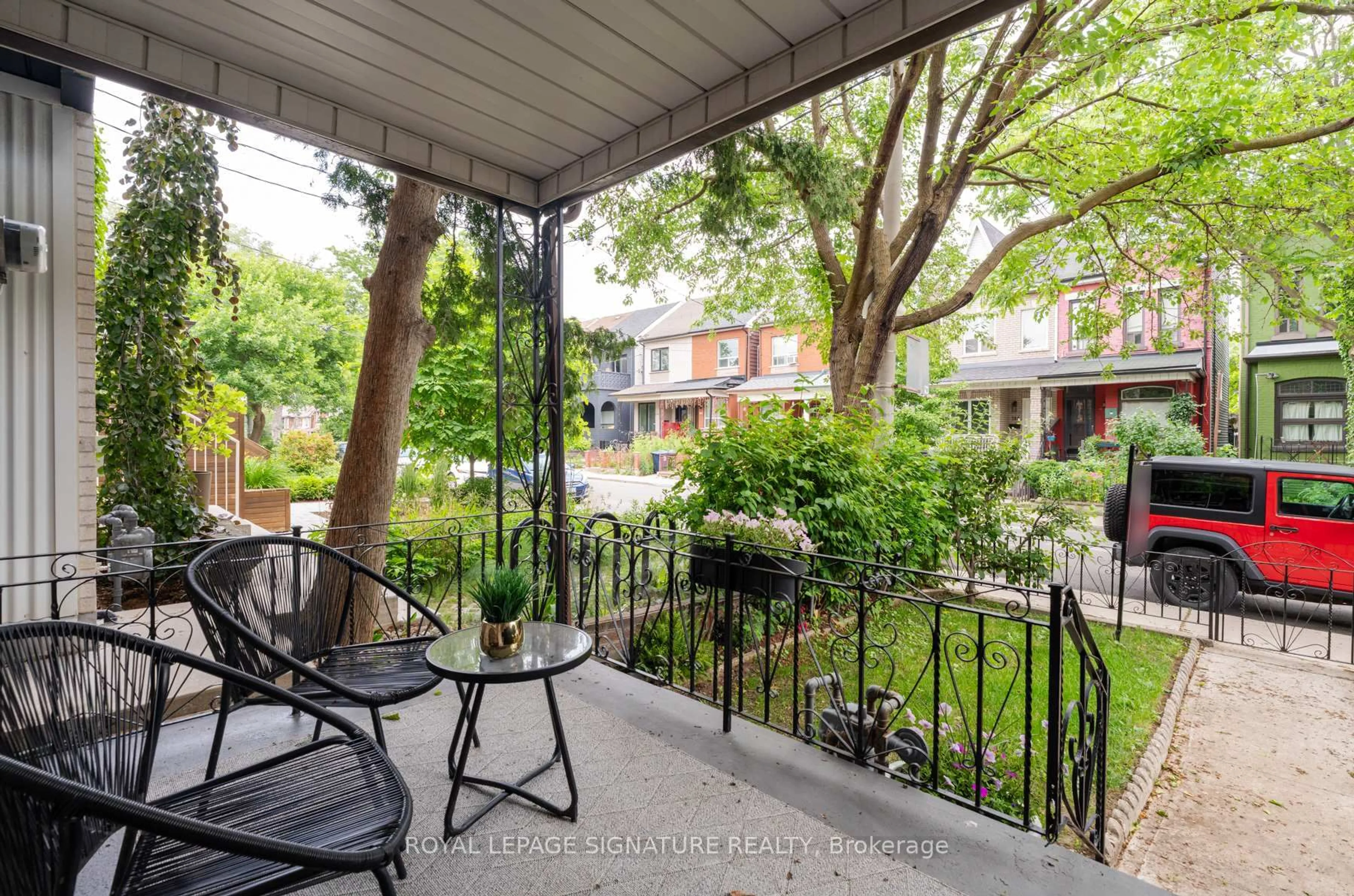 Patio, street for 136 Montrose Ave, Toronto Ontario M6J 2T7