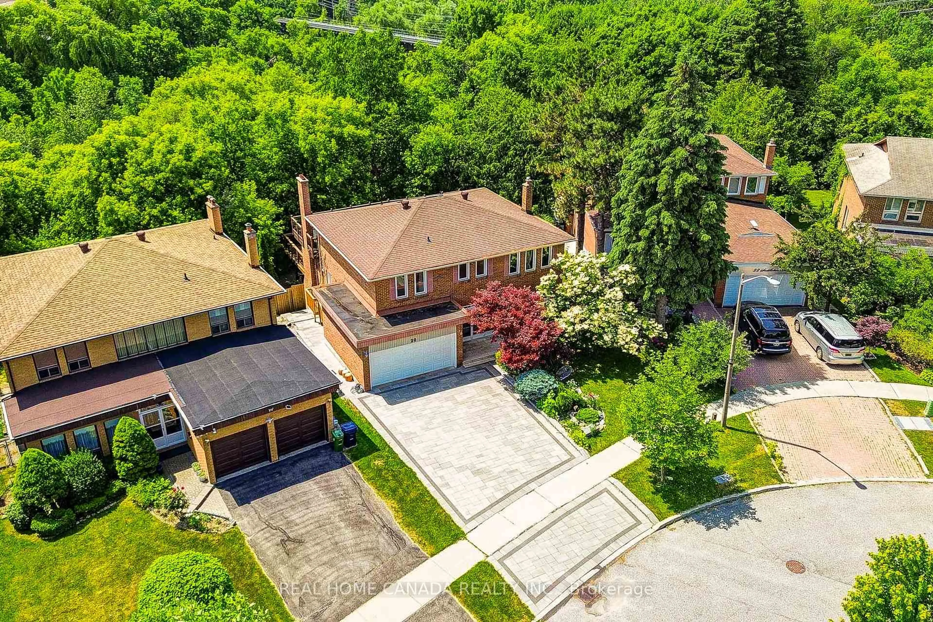 A pic from outside/outdoor area/front of a property/back of a property/a pic from drone, street for 20 Saddletree Dr, Toronto Ontario M2H 3L3