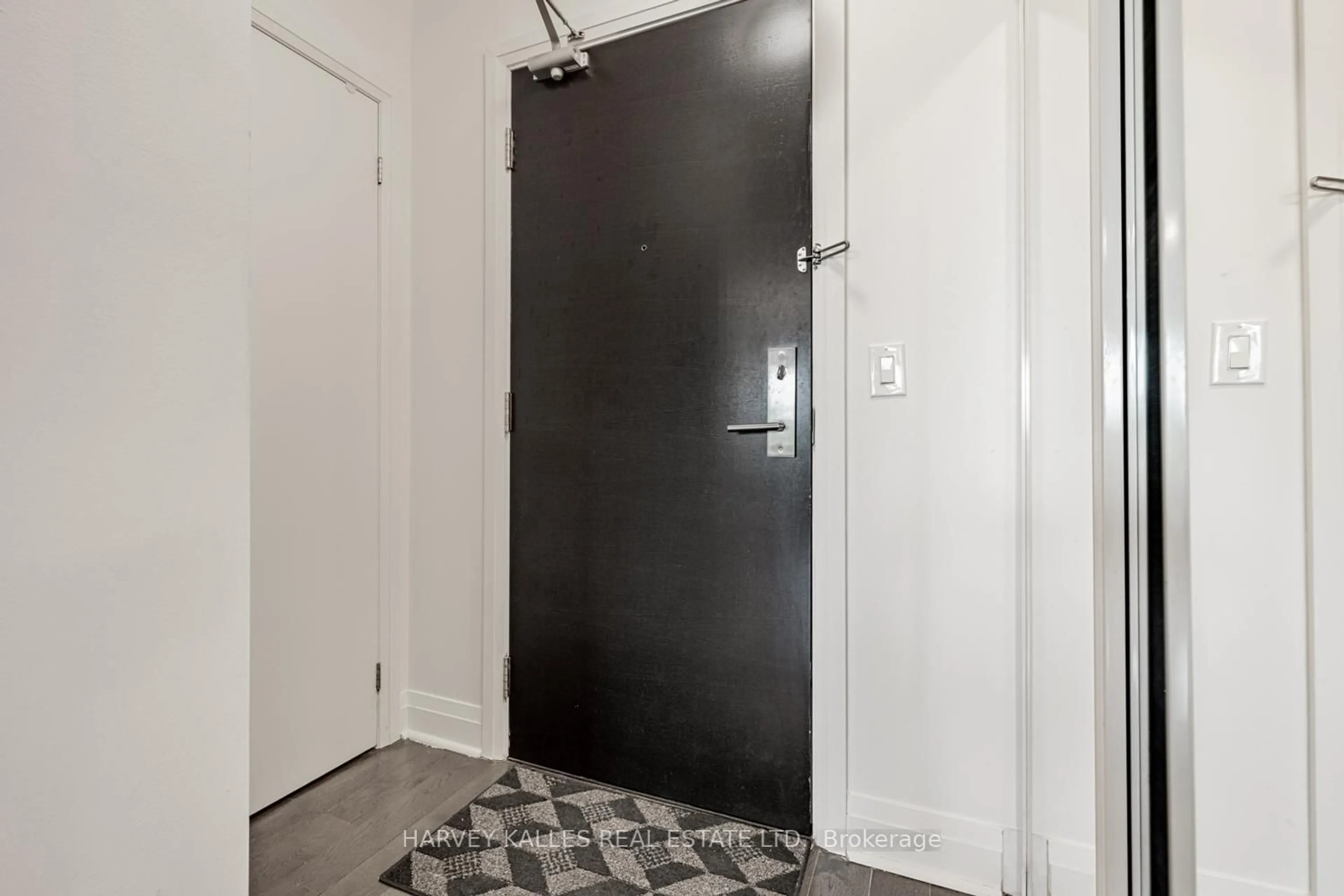 Indoor entryway for 399 Spring Garden Ave #210, Toronto Ontario M2N 3H6