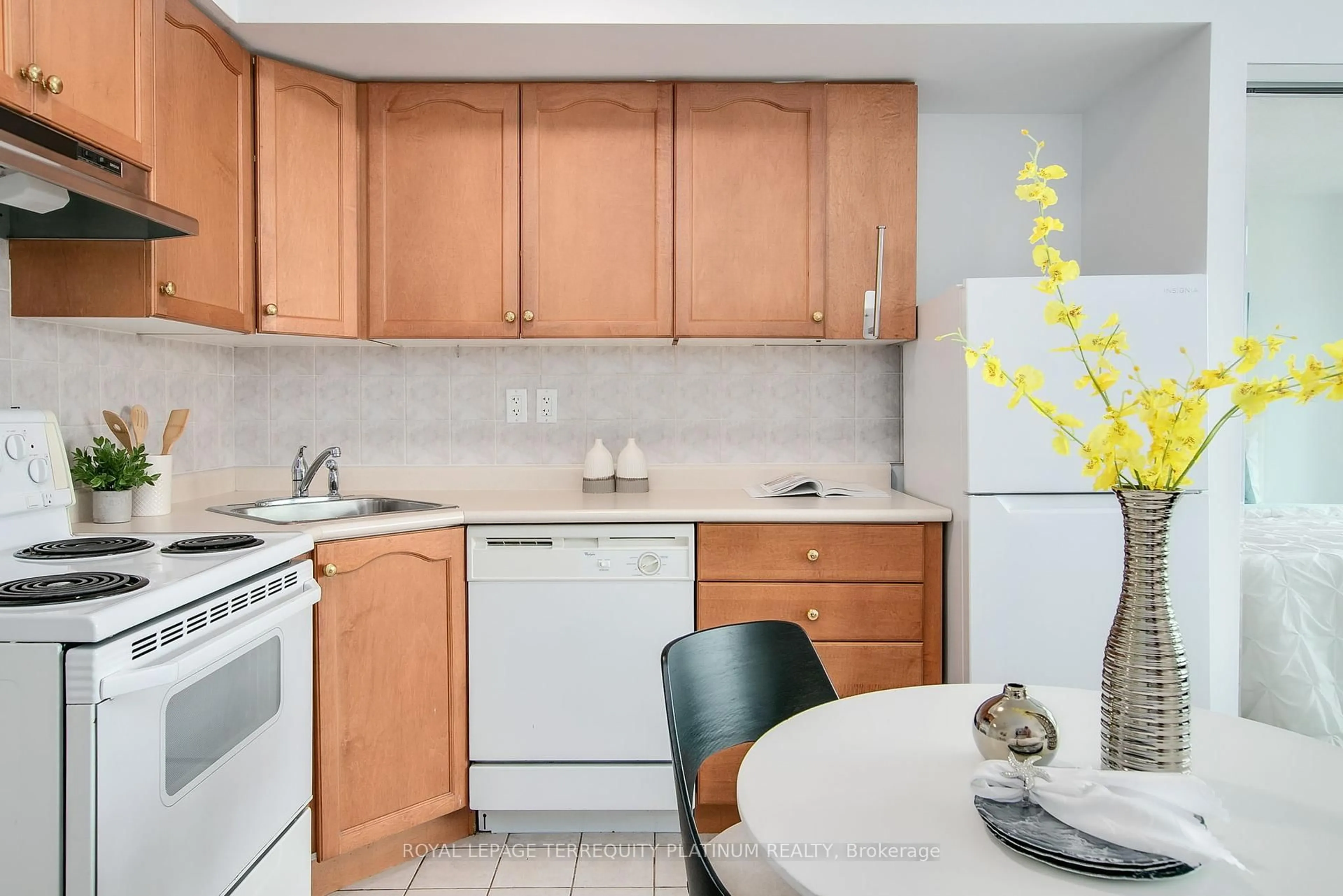 Standard kitchen, unknown for 650 Queens Quay #1206, Toronto Ontario M5V 3N2