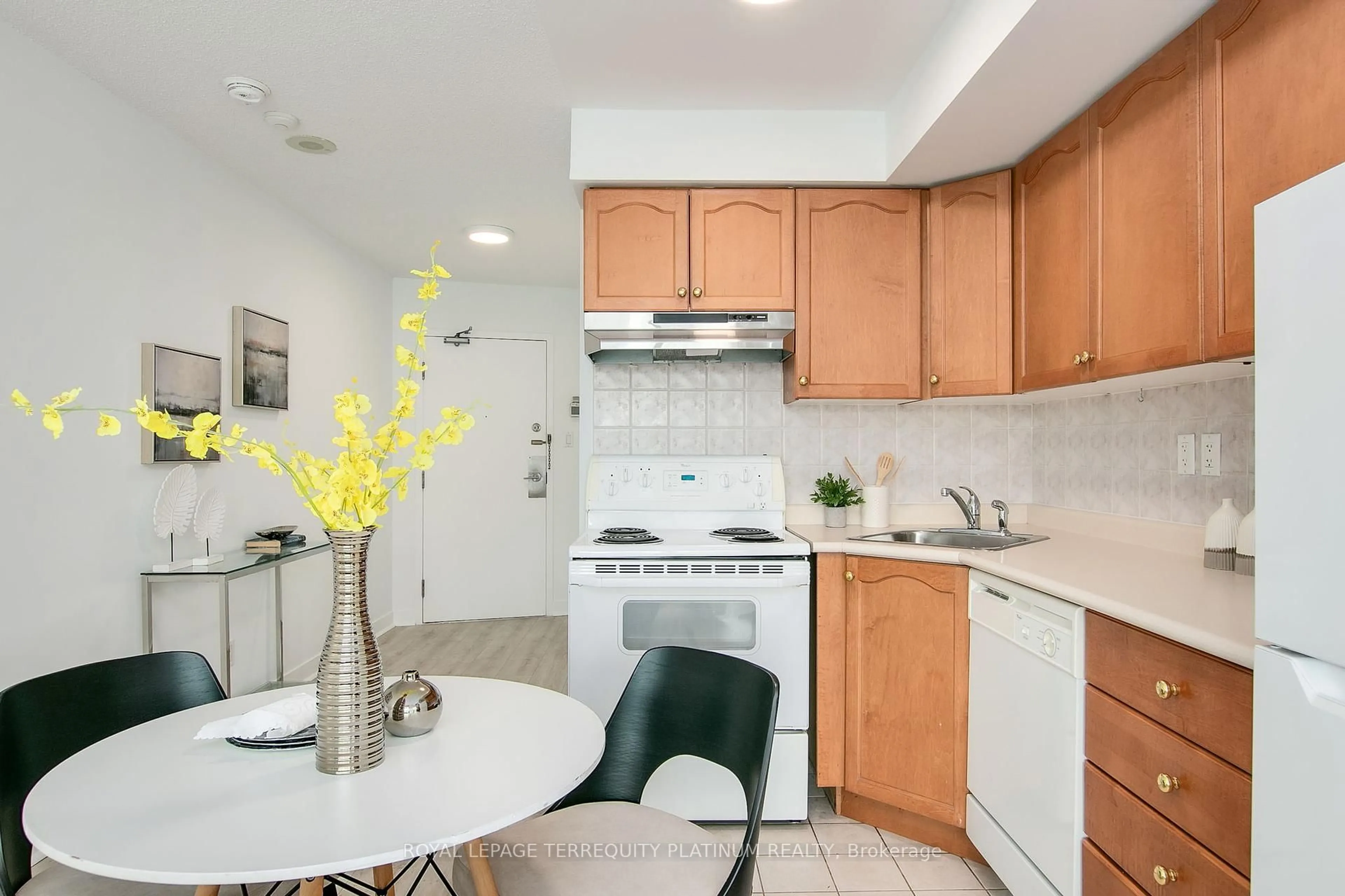 Standard kitchen, unknown for 650 Queens Quay #1206, Toronto Ontario M5V 3N2