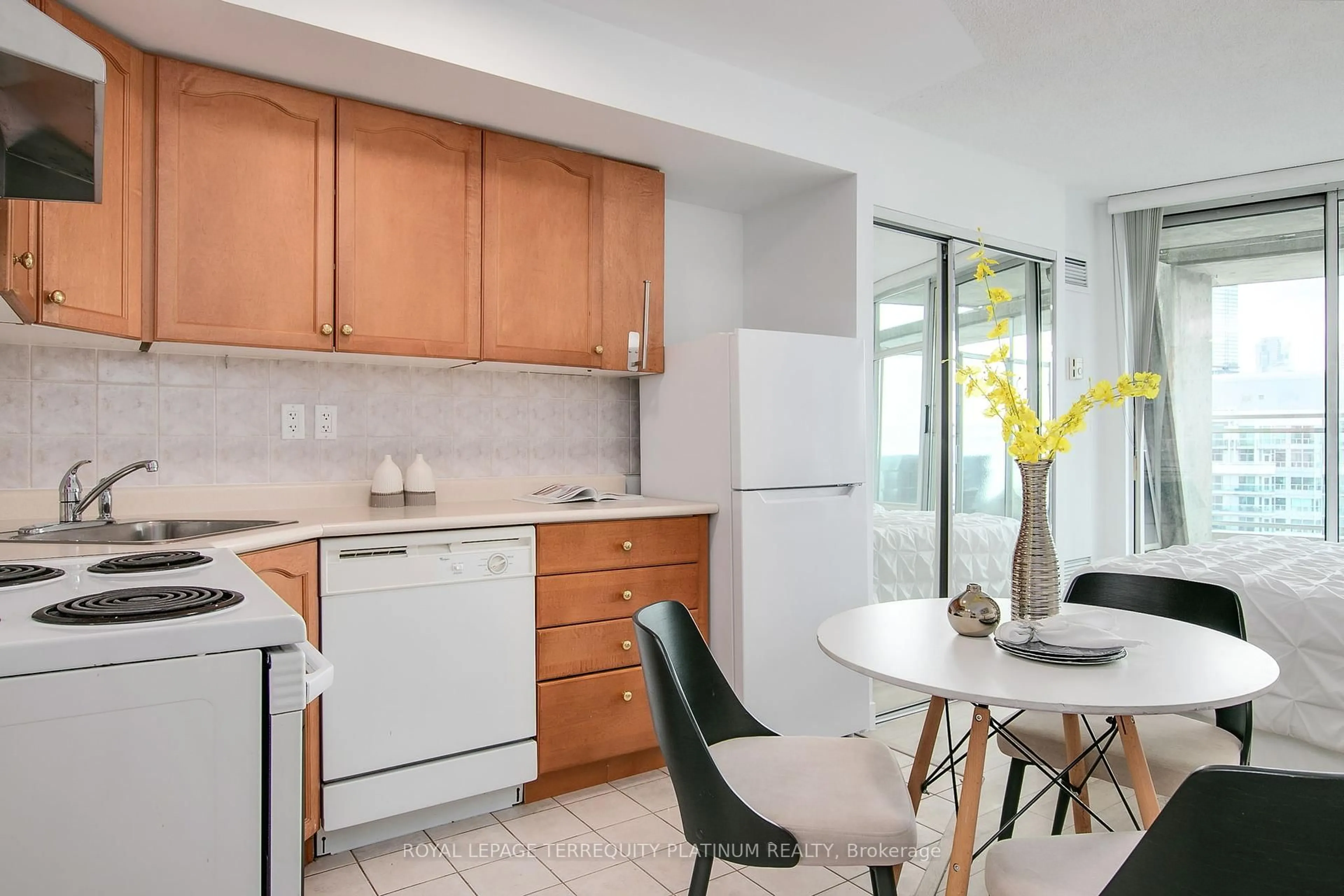Standard kitchen, ceramic/tile floor for 650 Queens Quay #1206, Toronto Ontario M5V 3N2