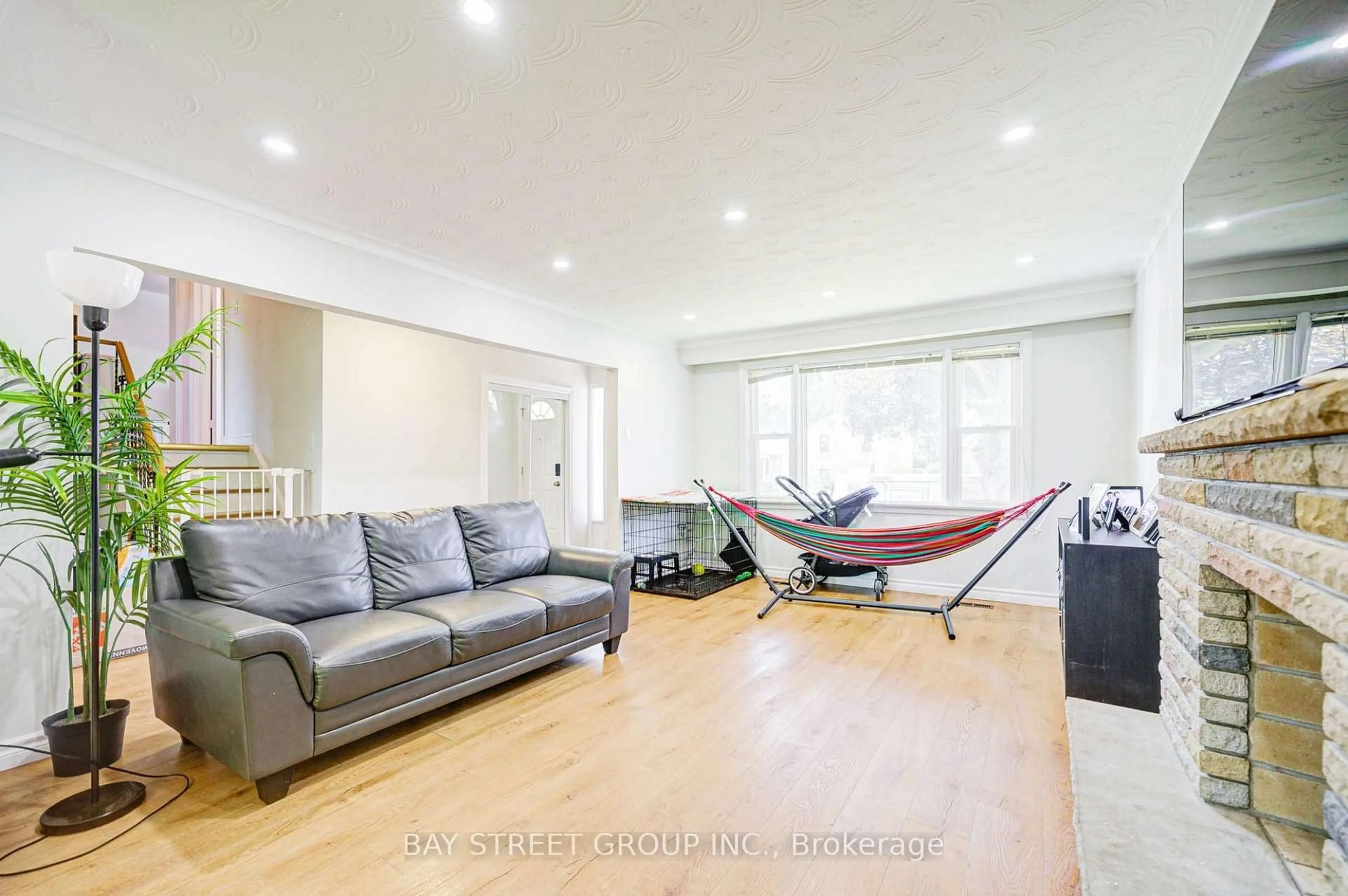 Living room with furniture, unknown for 125 Connaught Ave, Toronto Ontario M2M 1H1