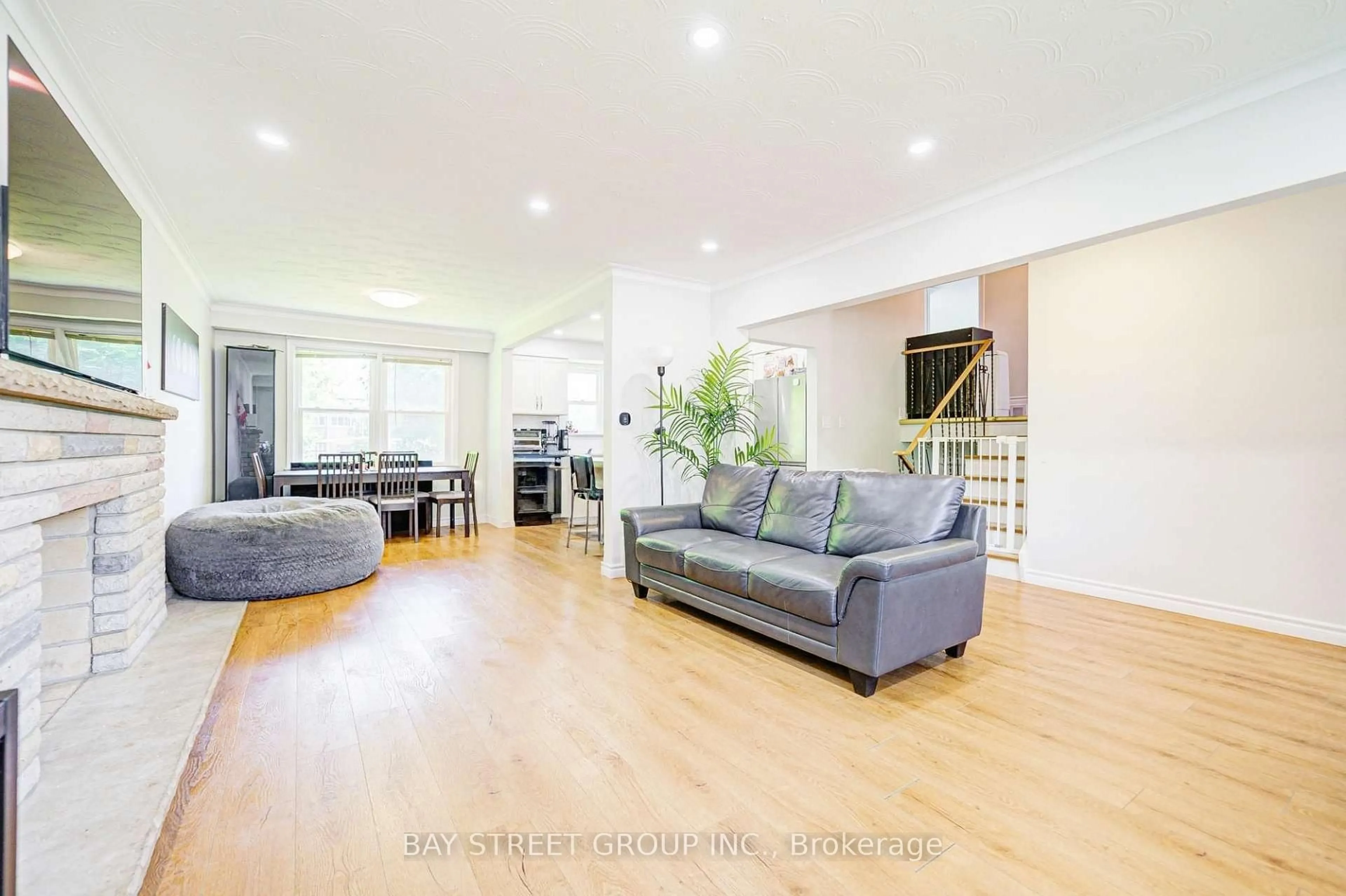 Living room with furniture, wood/laminate floor for 125 Connaught Ave, Toronto Ontario M2M 1H1