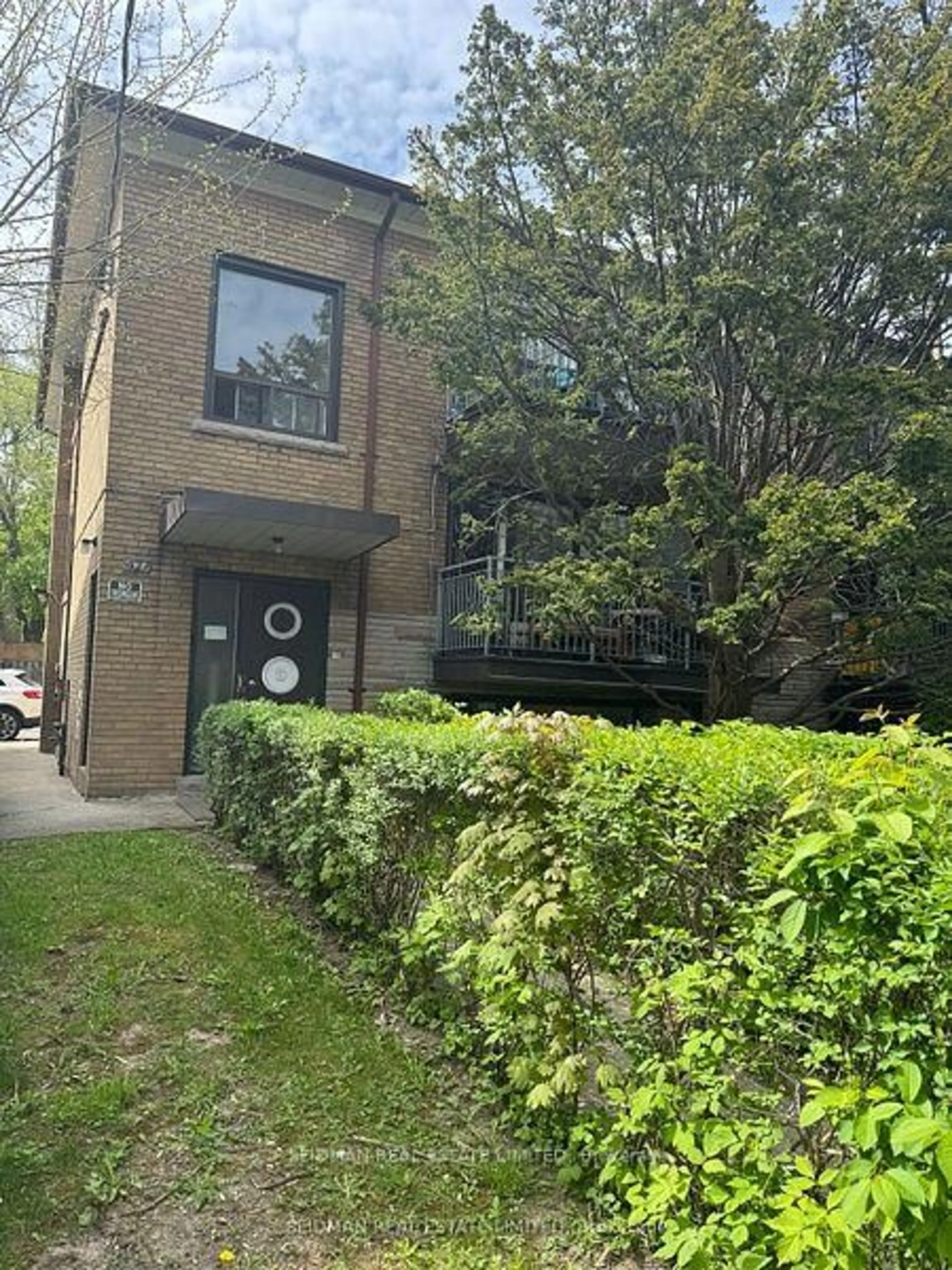 A pic from outside/outdoor area/front of a property/back of a property/a pic from drone, street for 427 Lawrence Ave, Toronto Ontario M5M 1C3
