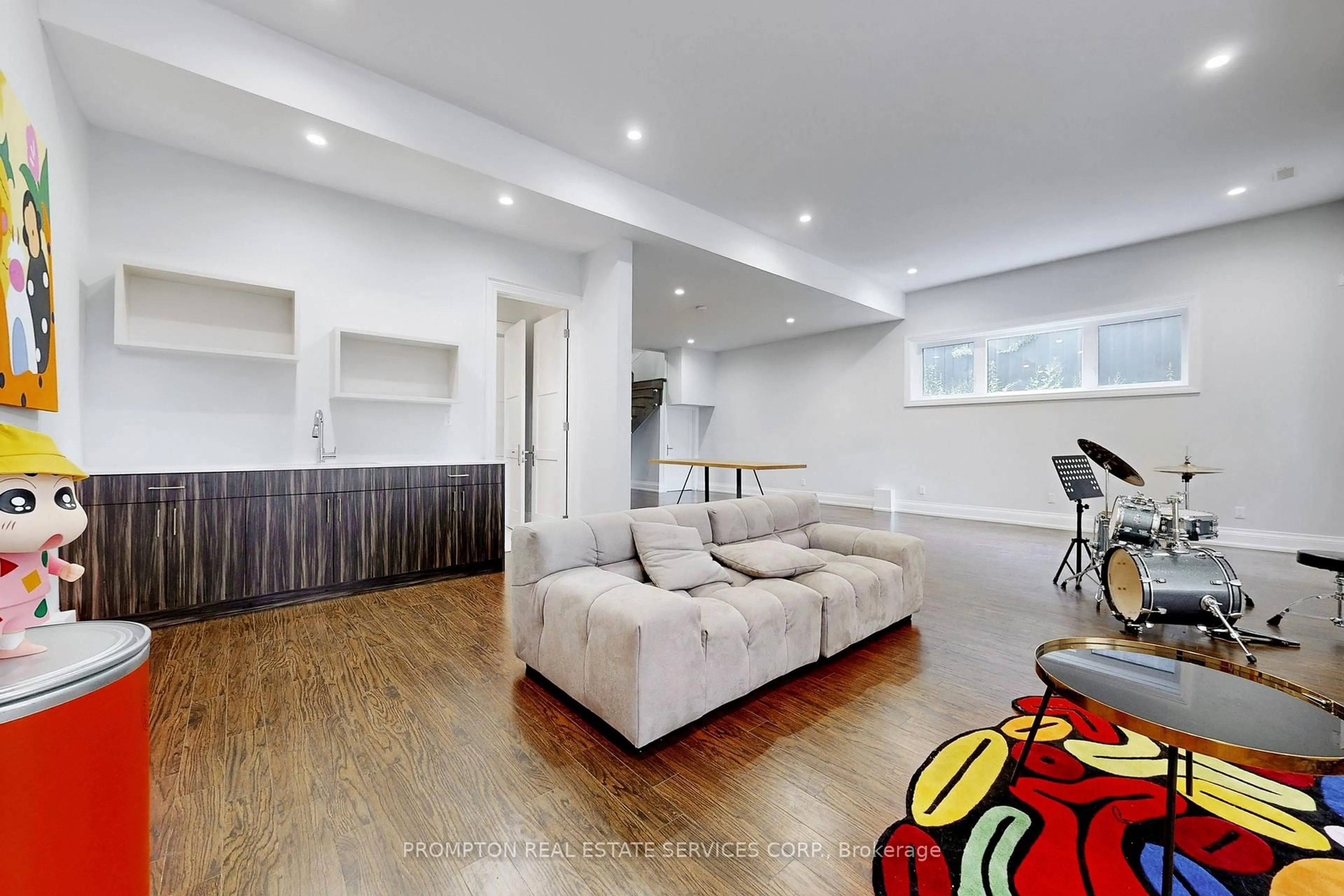 Living room with furniture, wood/laminate floor for 16 Risebrough Ave, Toronto Ontario M2M 1Z8