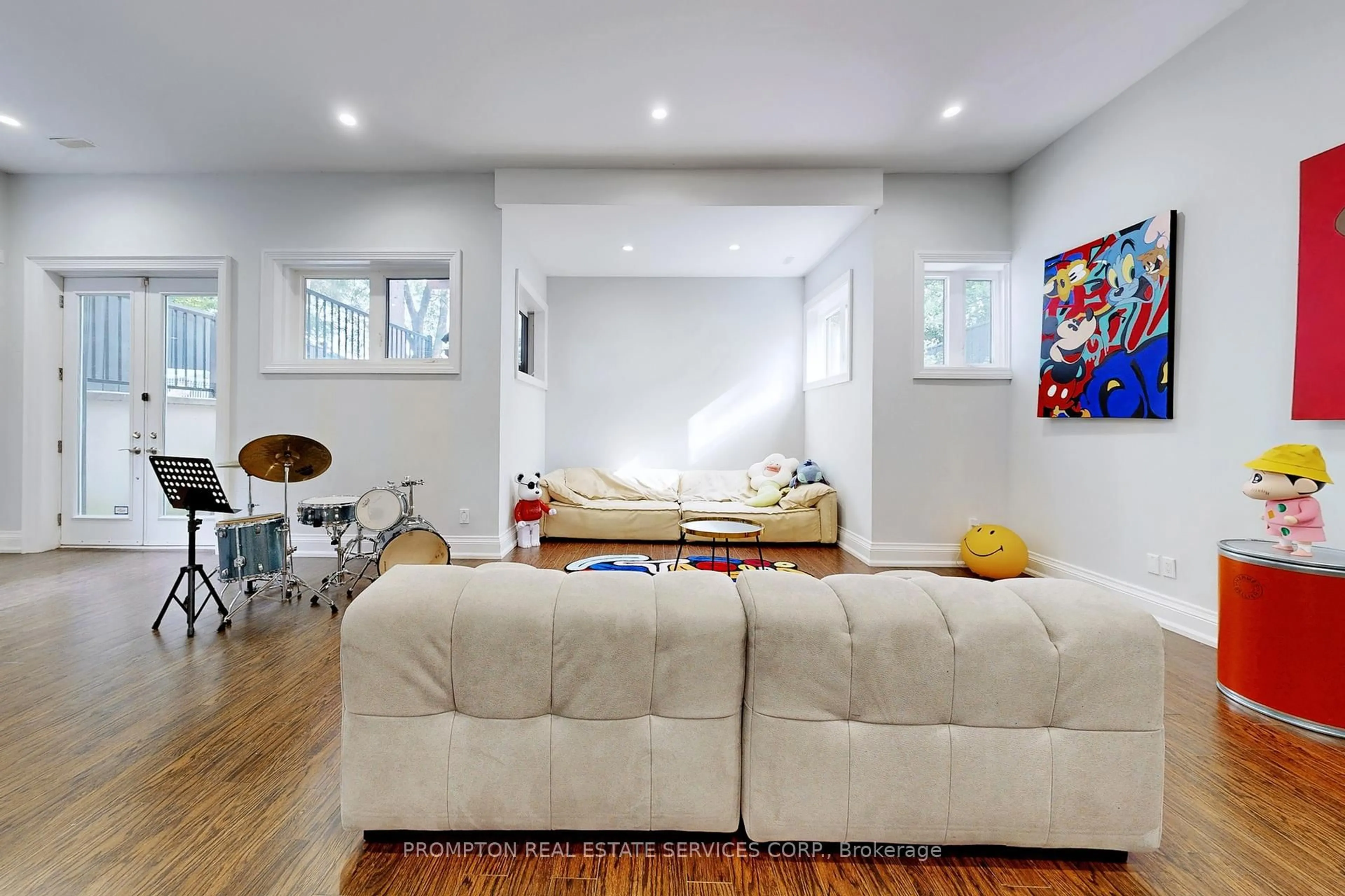 Living room with furniture, unknown for 16 Risebrough Ave, Toronto Ontario M2M 1Z8