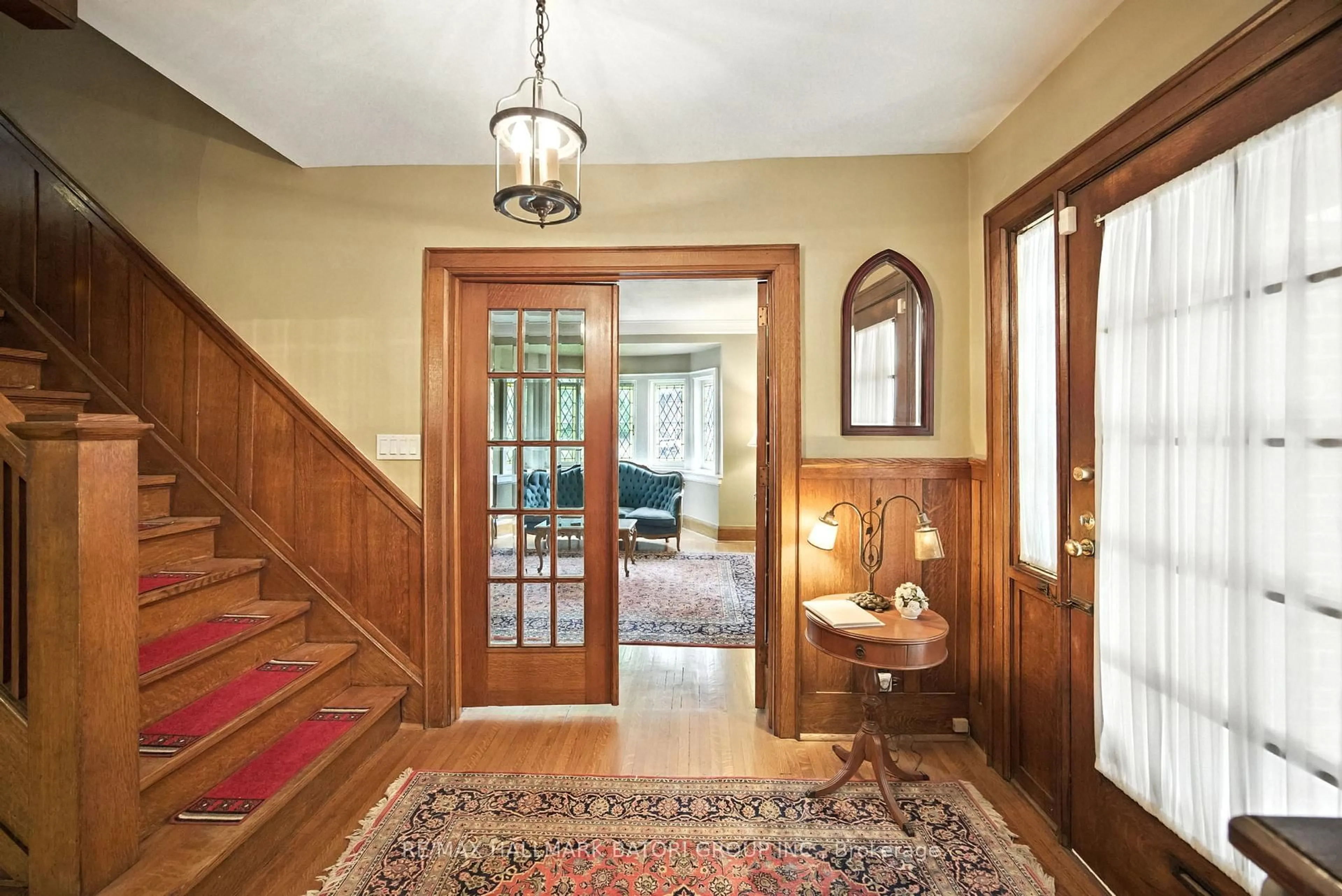 Indoor foyer for 33 Burnaby Blvd, Toronto Ontario M4R 1B5