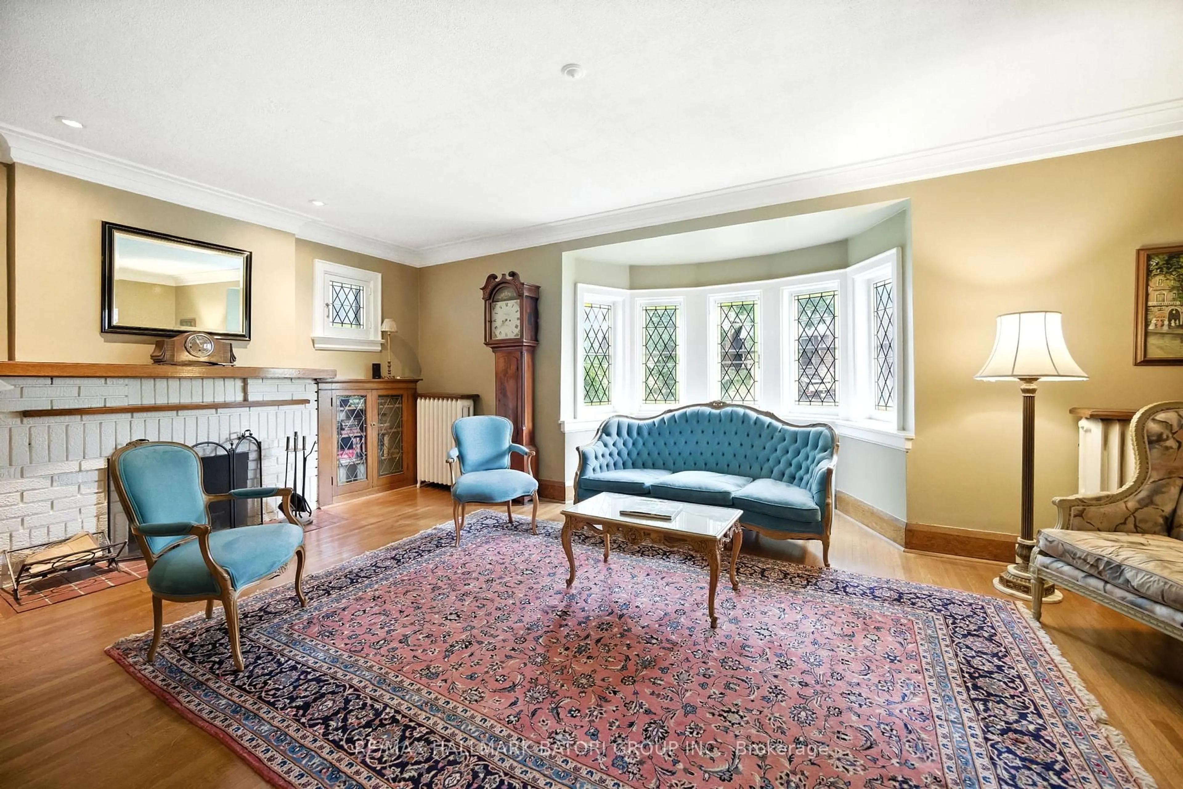 Living room with furniture, carpet floor for 33 Burnaby Blvd, Toronto Ontario M4R 1B5