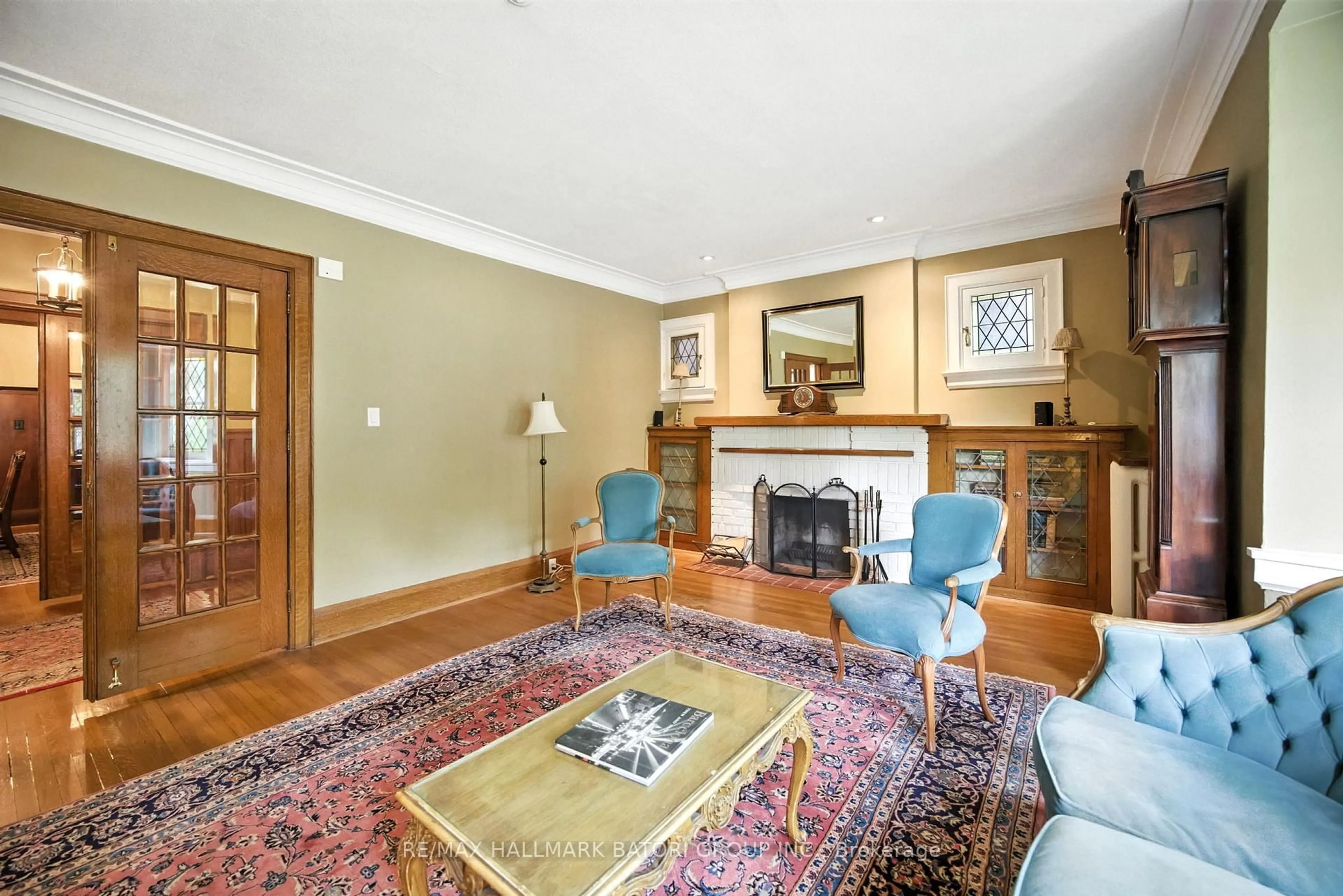 Living room with furniture, unknown for 33 Burnaby Blvd, Toronto Ontario M4R 1B5