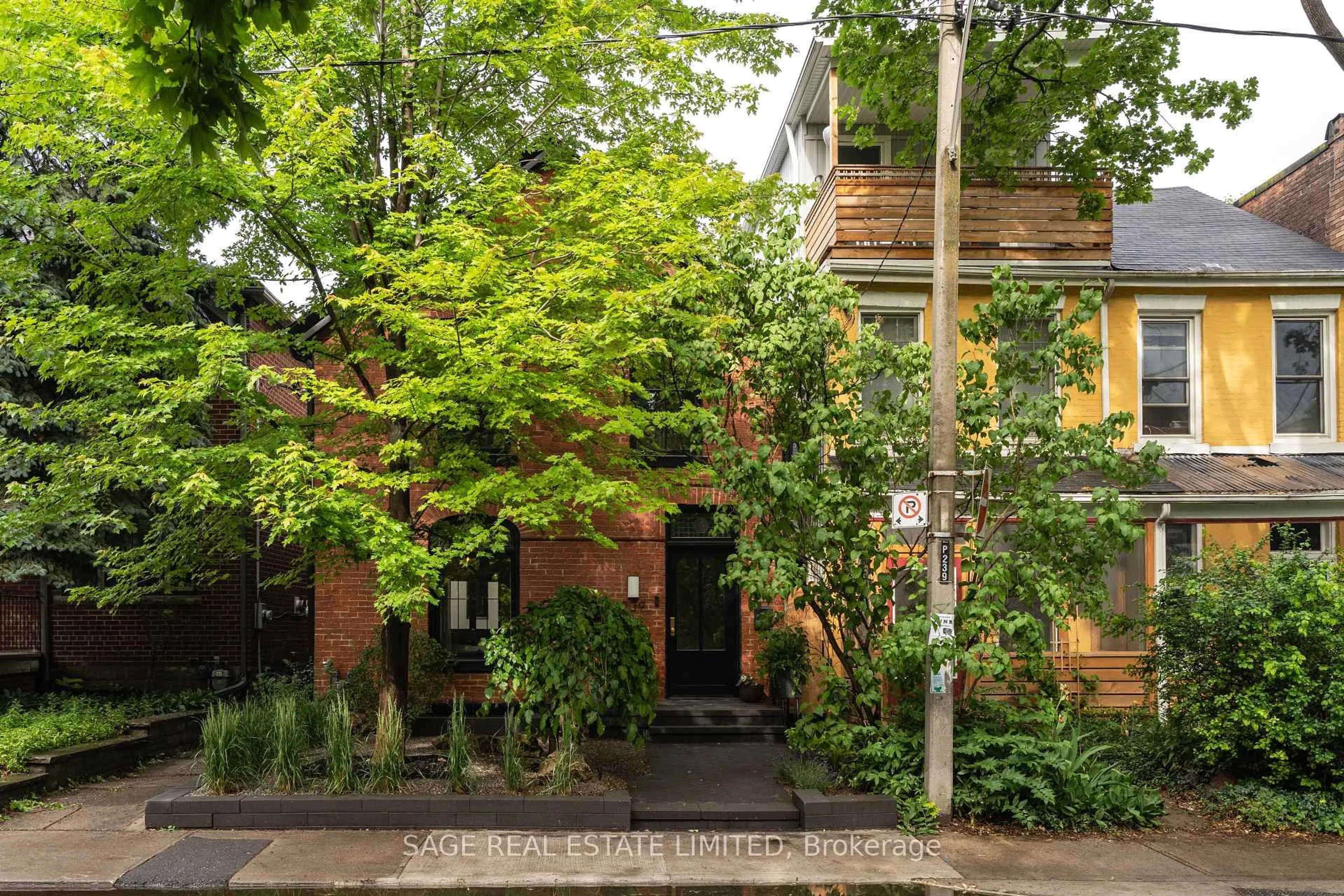 Patio, street for 239 Borden St, Toronto Ontario M5S 2N5