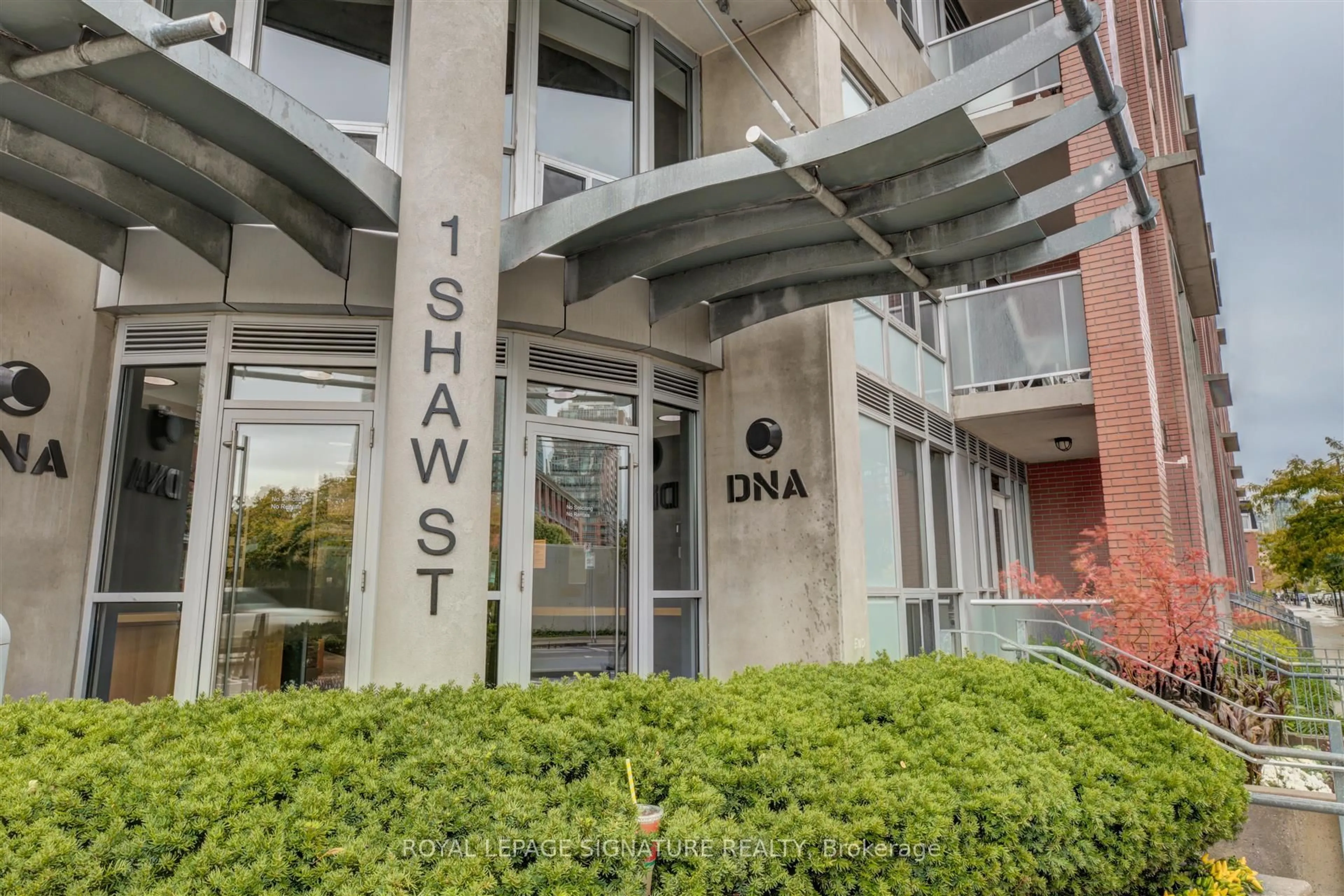 Indoor foyer for 1 Shaw St #705, Toronto Ontario M6K 0A1