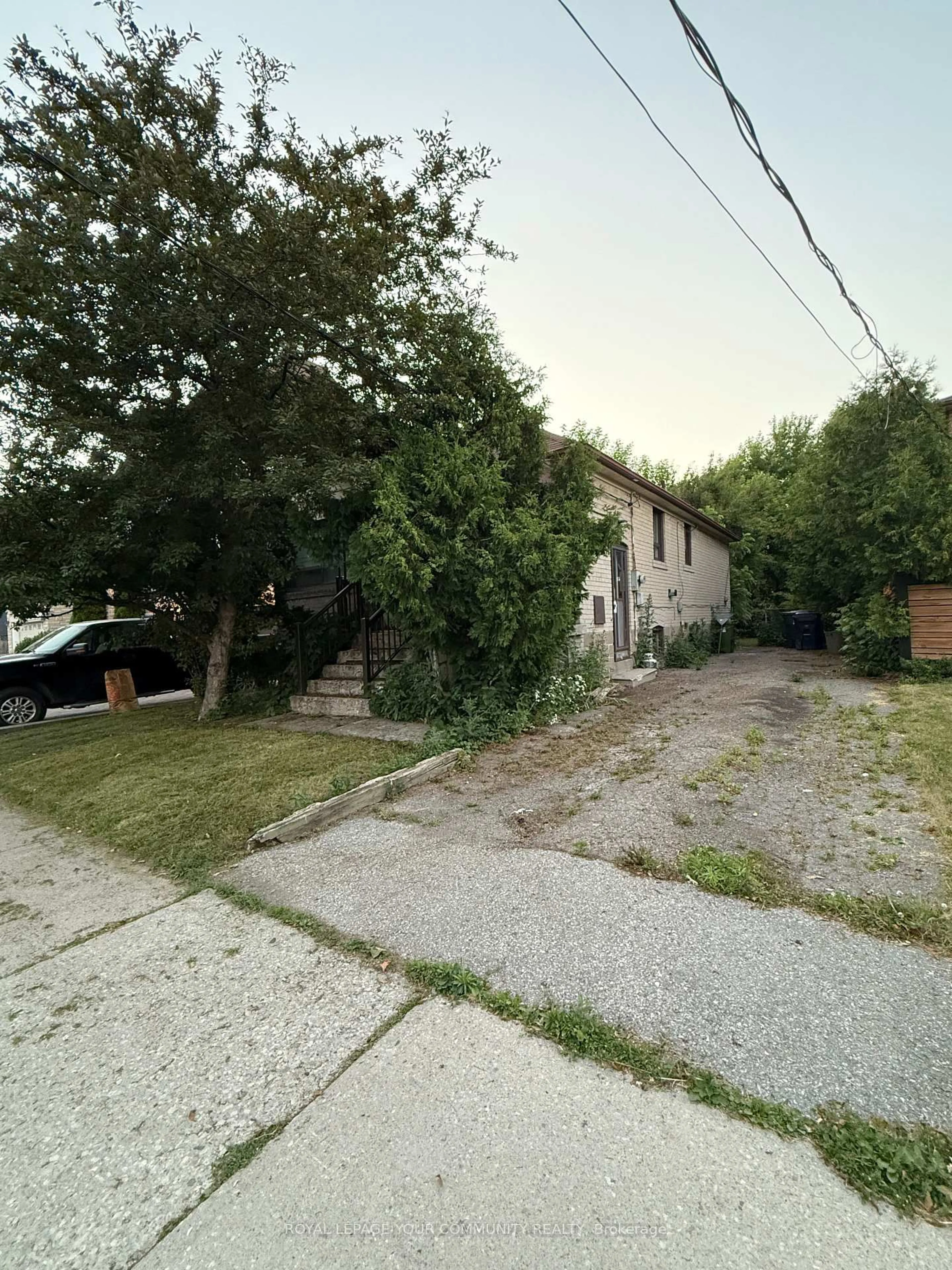 A pic from outside/outdoor area/front of a property/back of a property/a pic from drone, street for 38 Sultana Ave, Toronto Ontario M6A 1T1