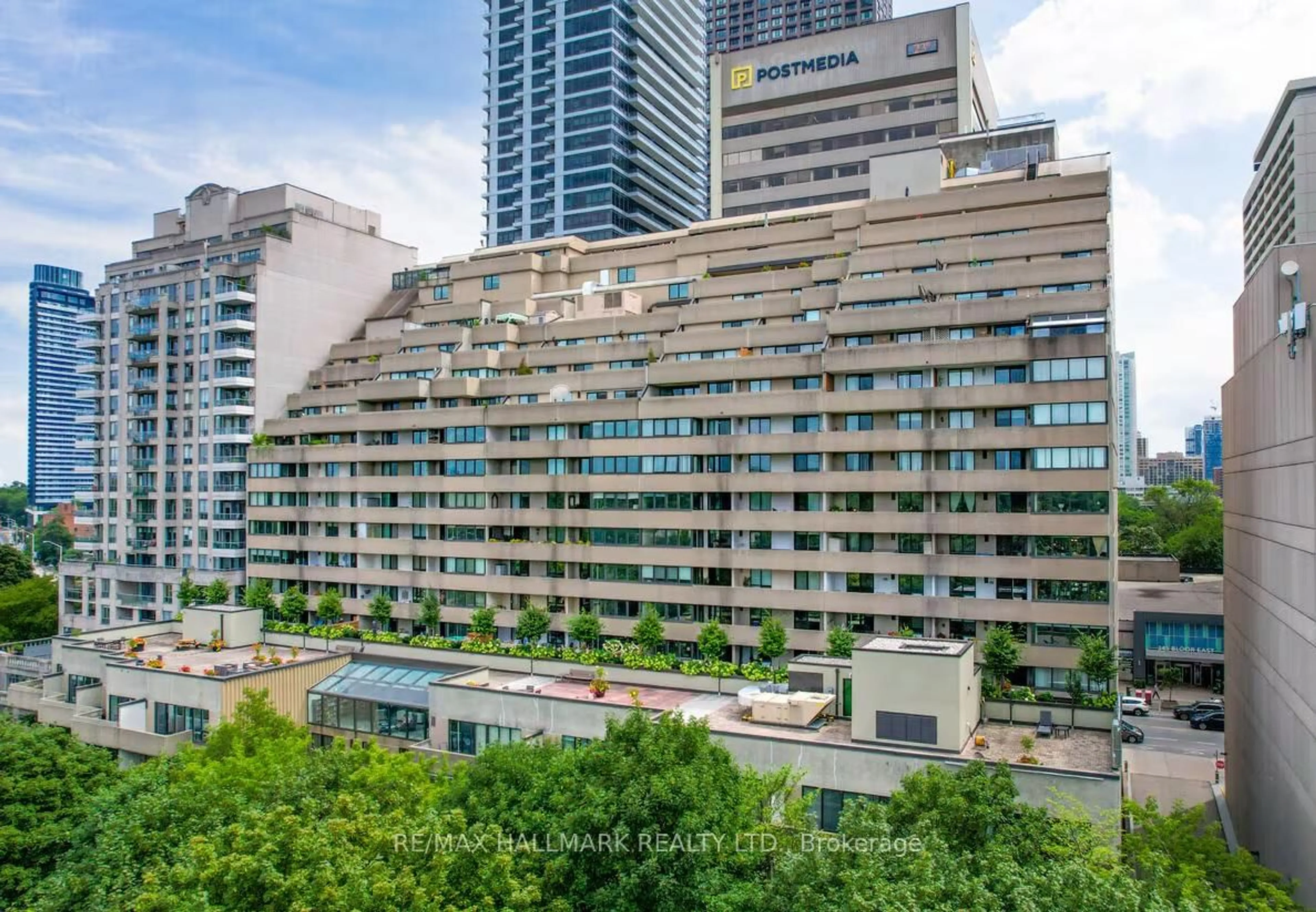 A pic from outside/outdoor area/front of a property/back of a property/a pic from drone, city buildings view from balcony for 360 Bloor St #1107, Toronto Ontario M4W 3M3