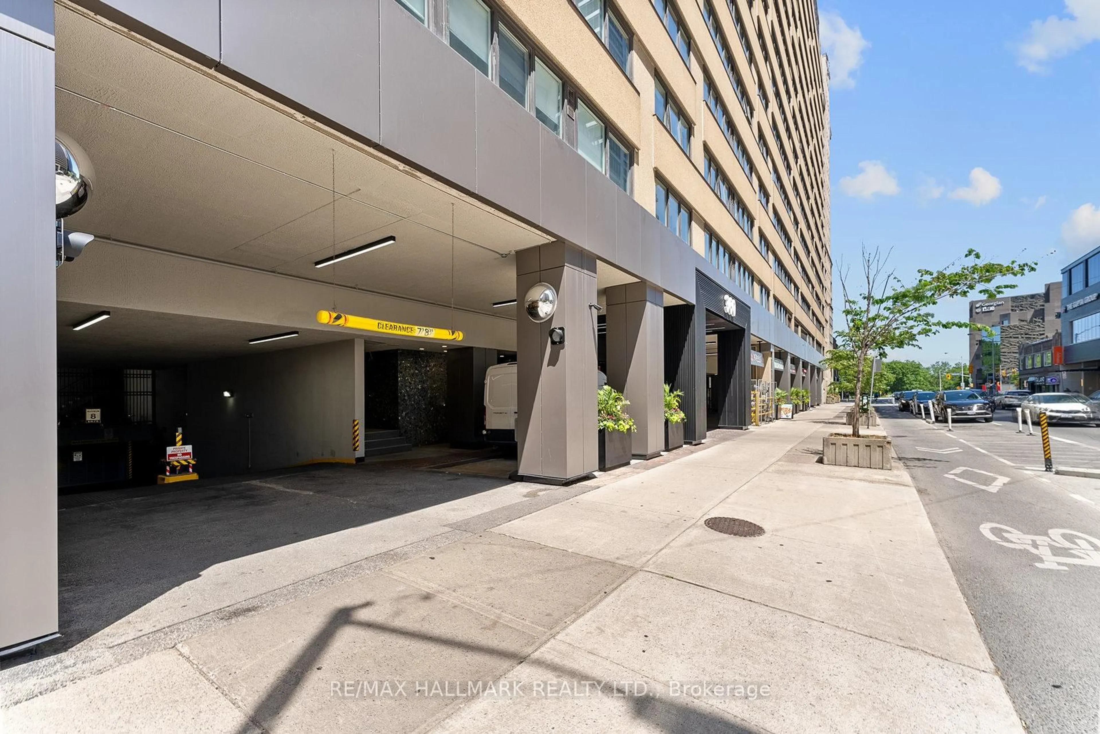 Indoor foyer for 360 Bloor St #1107, Toronto Ontario M4W 3M3