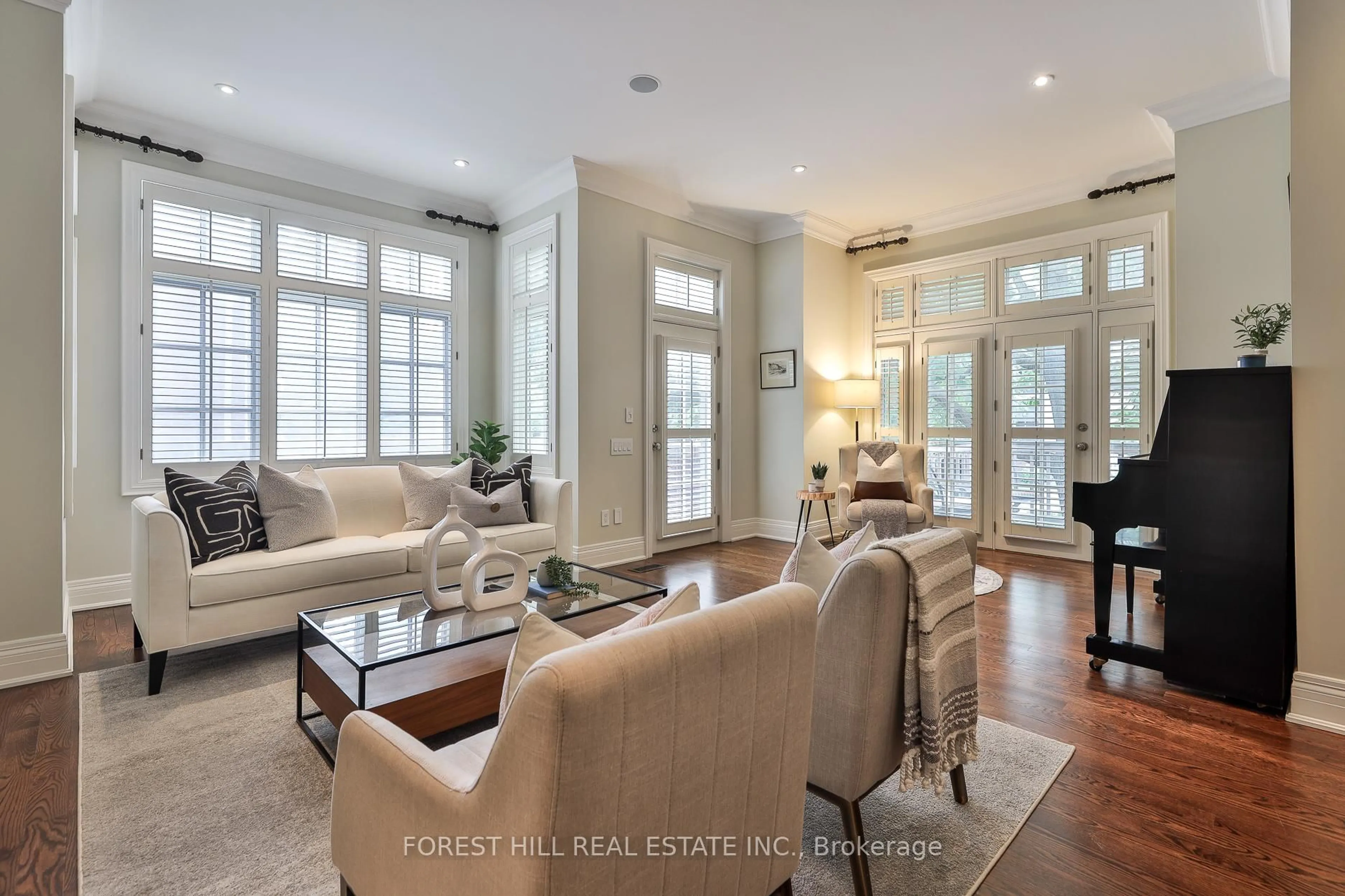 Living room with furniture, unknown for 109 Lonsdale Rd, Toronto Ontario M4V 1W4