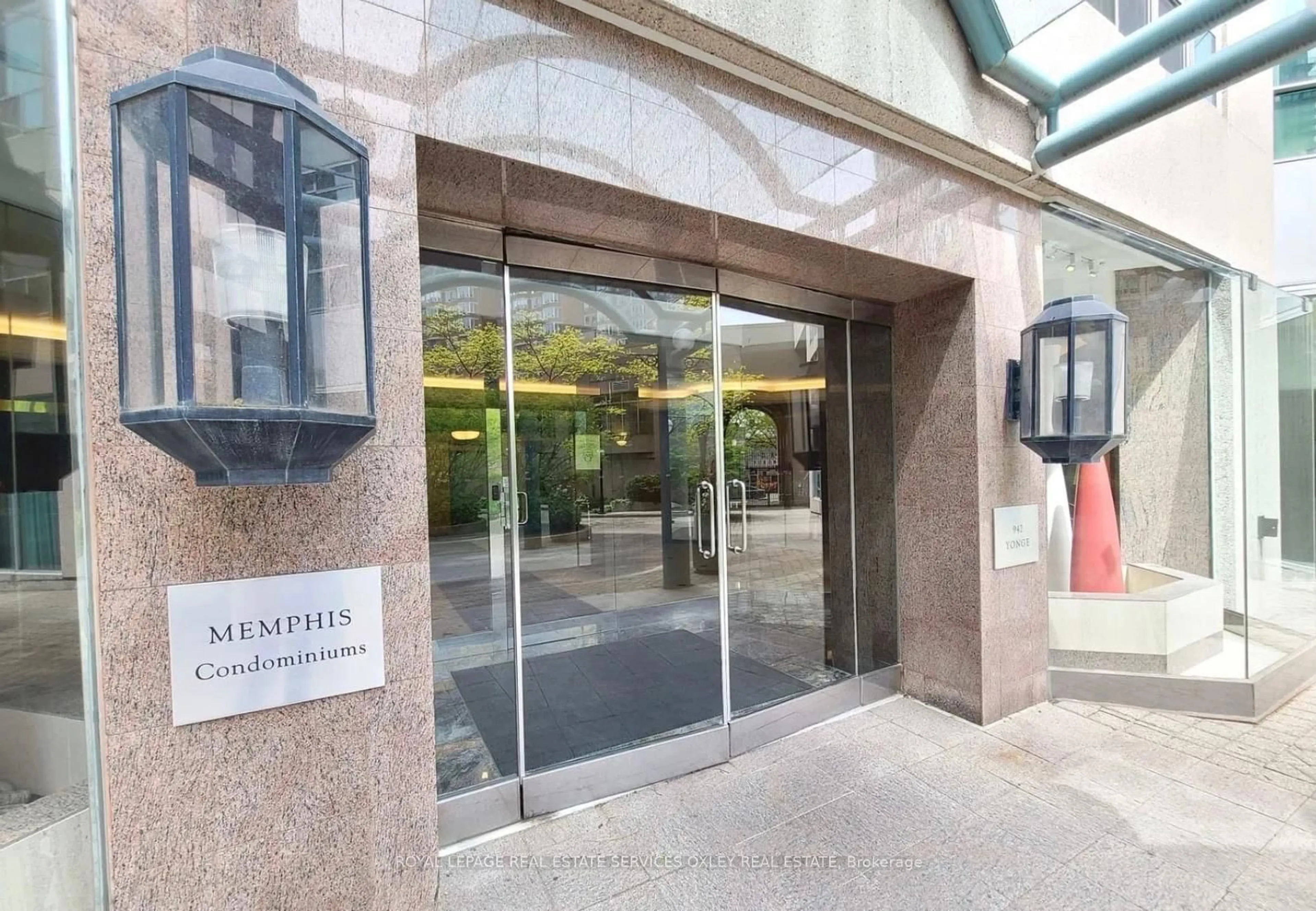Indoor foyer for 942 Yonge St #806, Toronto Ontario M4W 3S8