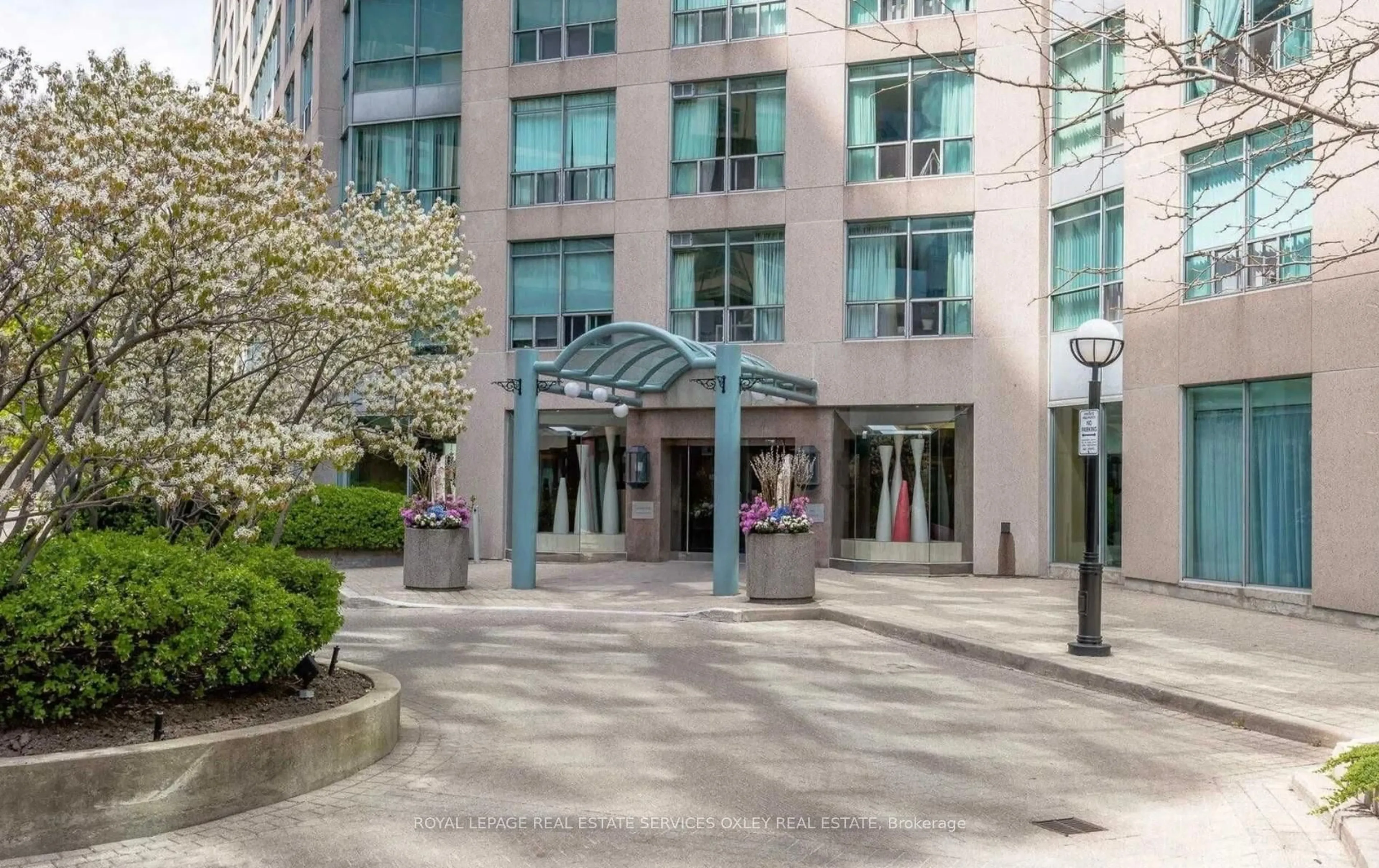Indoor foyer for 942 Yonge St #806, Toronto Ontario M4W 3S8