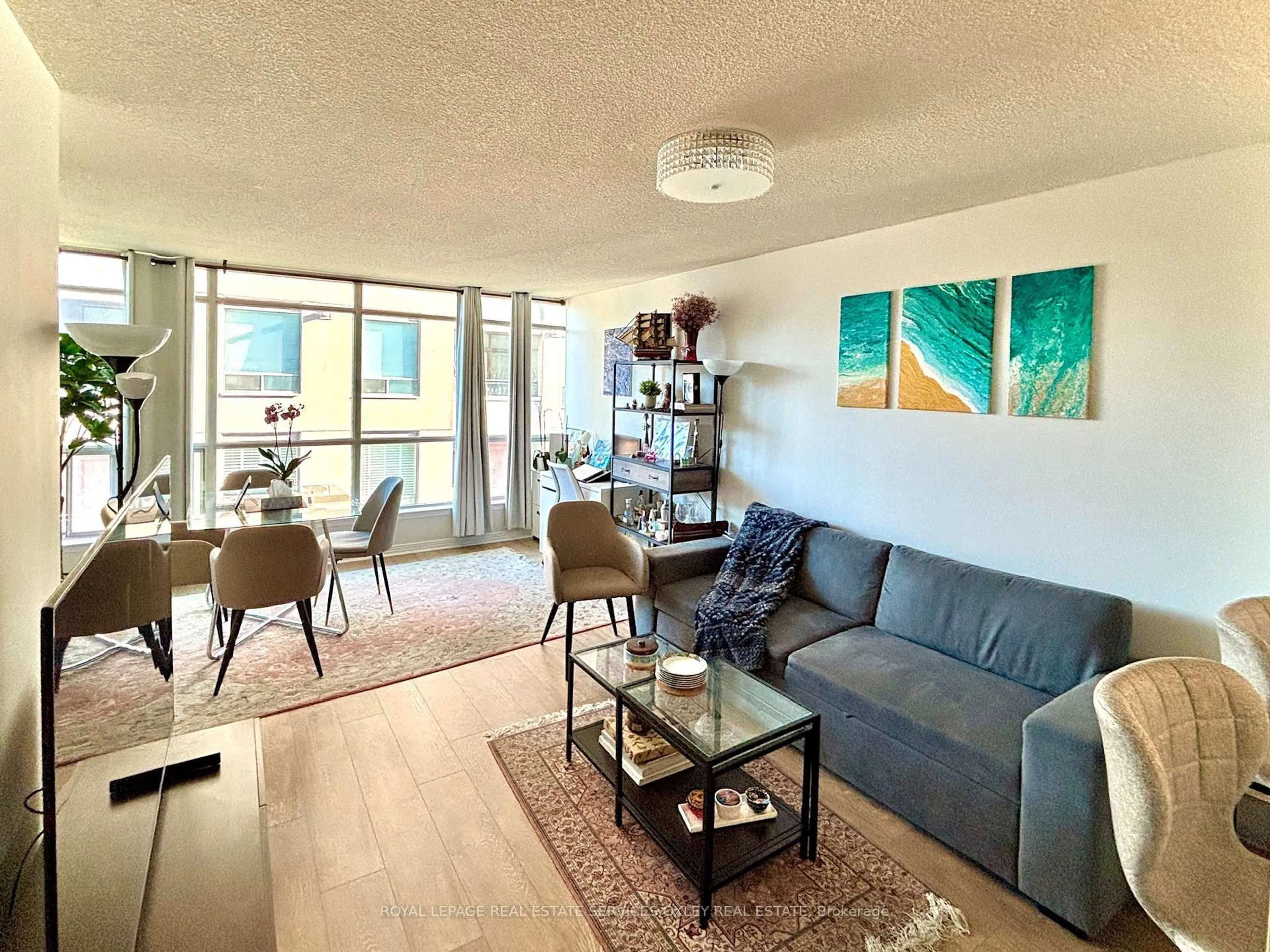 Living room with furniture, wood/laminate floor for 942 Yonge St #806, Toronto Ontario M4W 3S8