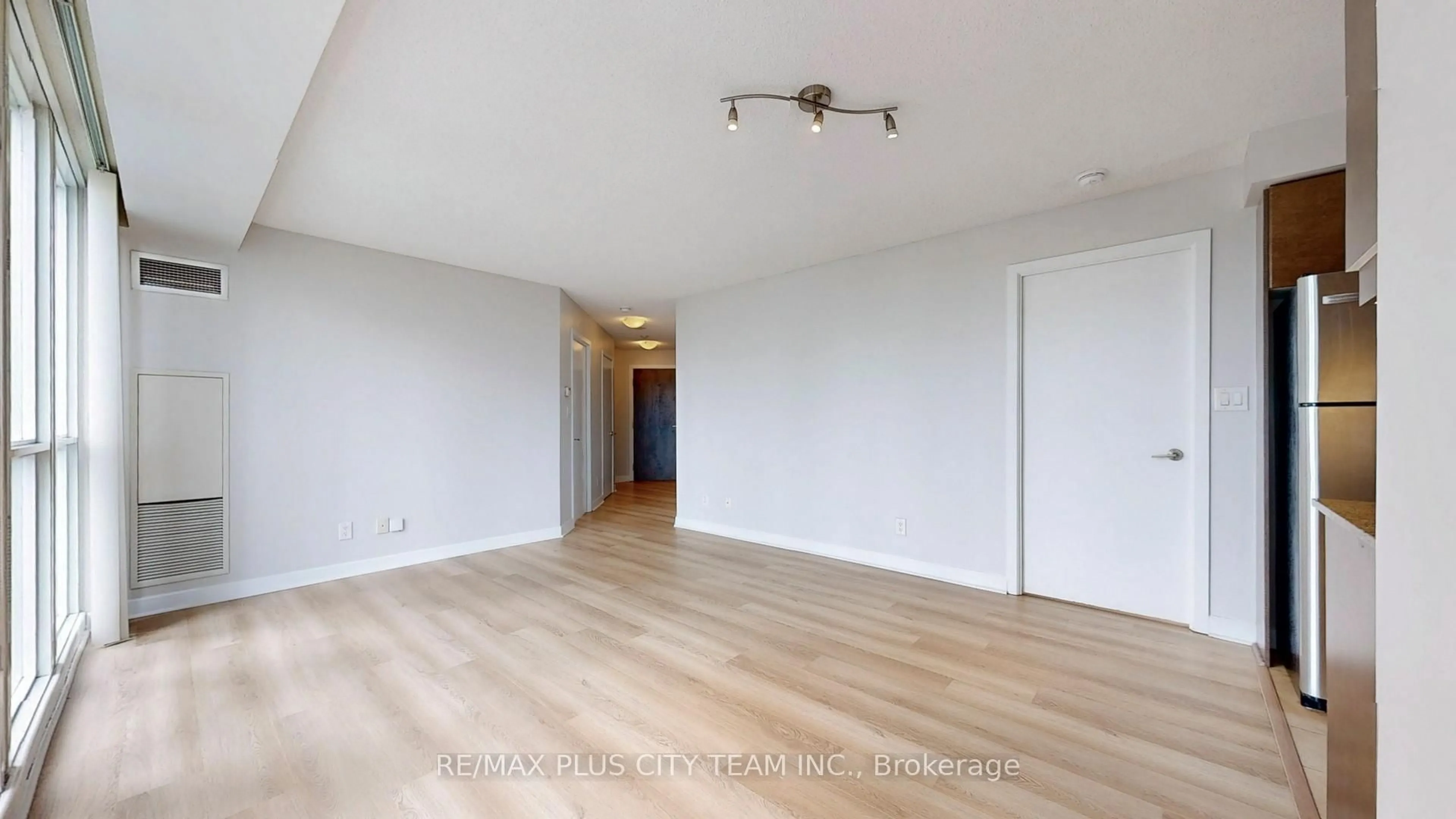 A pic of a room for 18 Harbour St #1305, Toronto Ontario M5J 2Z6