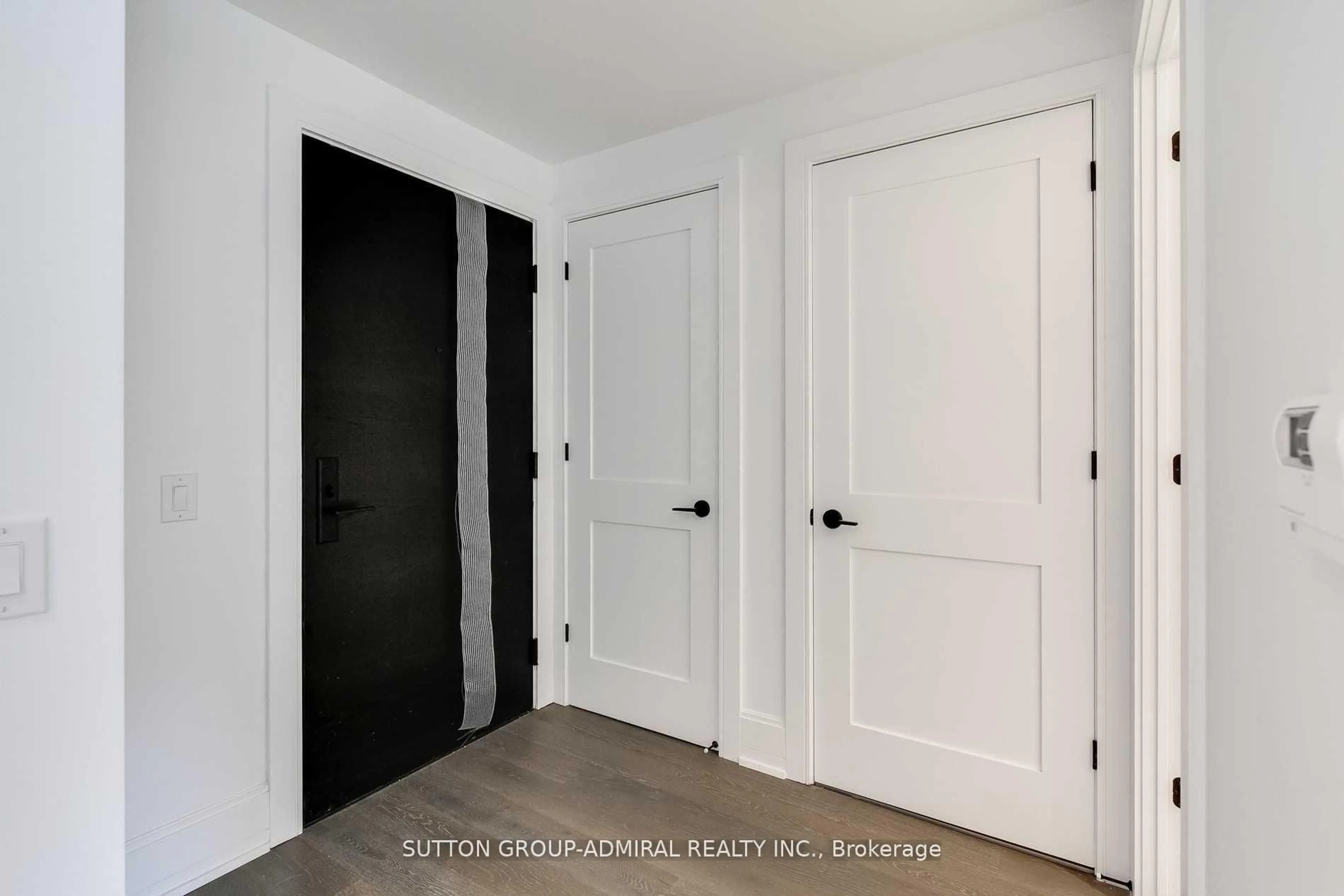 Indoor entryway for 355 Bedford Park #205, Toronto Ontario M5M 1J3