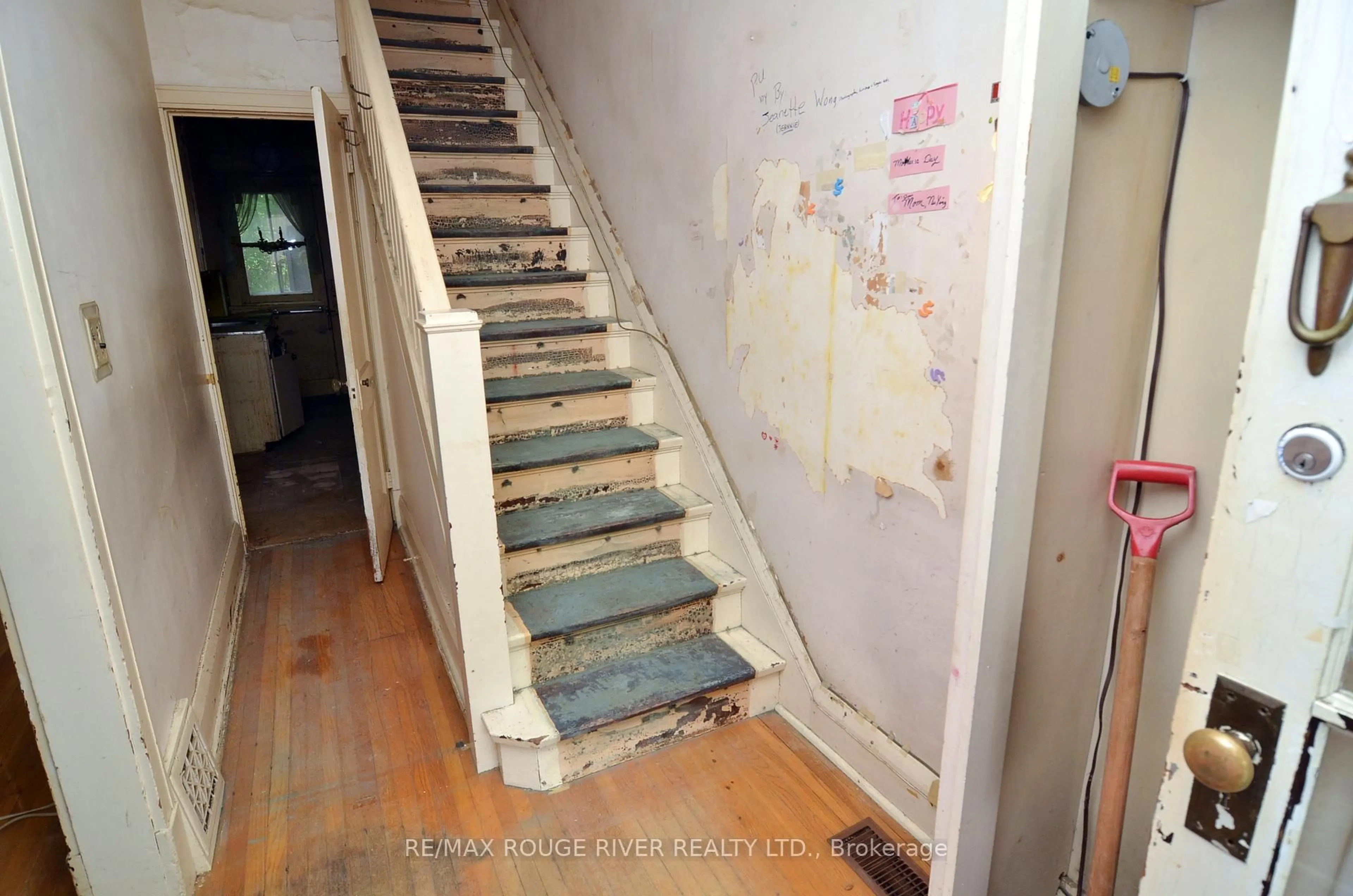 Stairs for 120 Castlefield Ave, Toronto Ontario M4R 1G4
