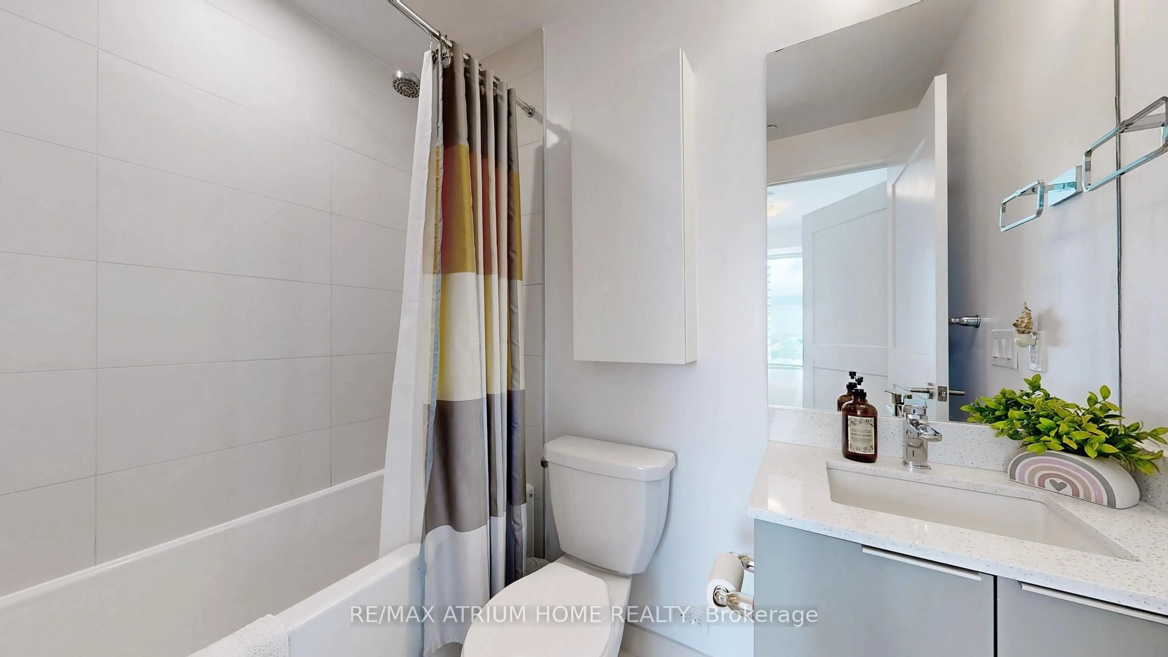 Standard bathroom, ceramic/tile floor for 50 Dunfield Ave #3413, Toronto Ontario M4S 0E4