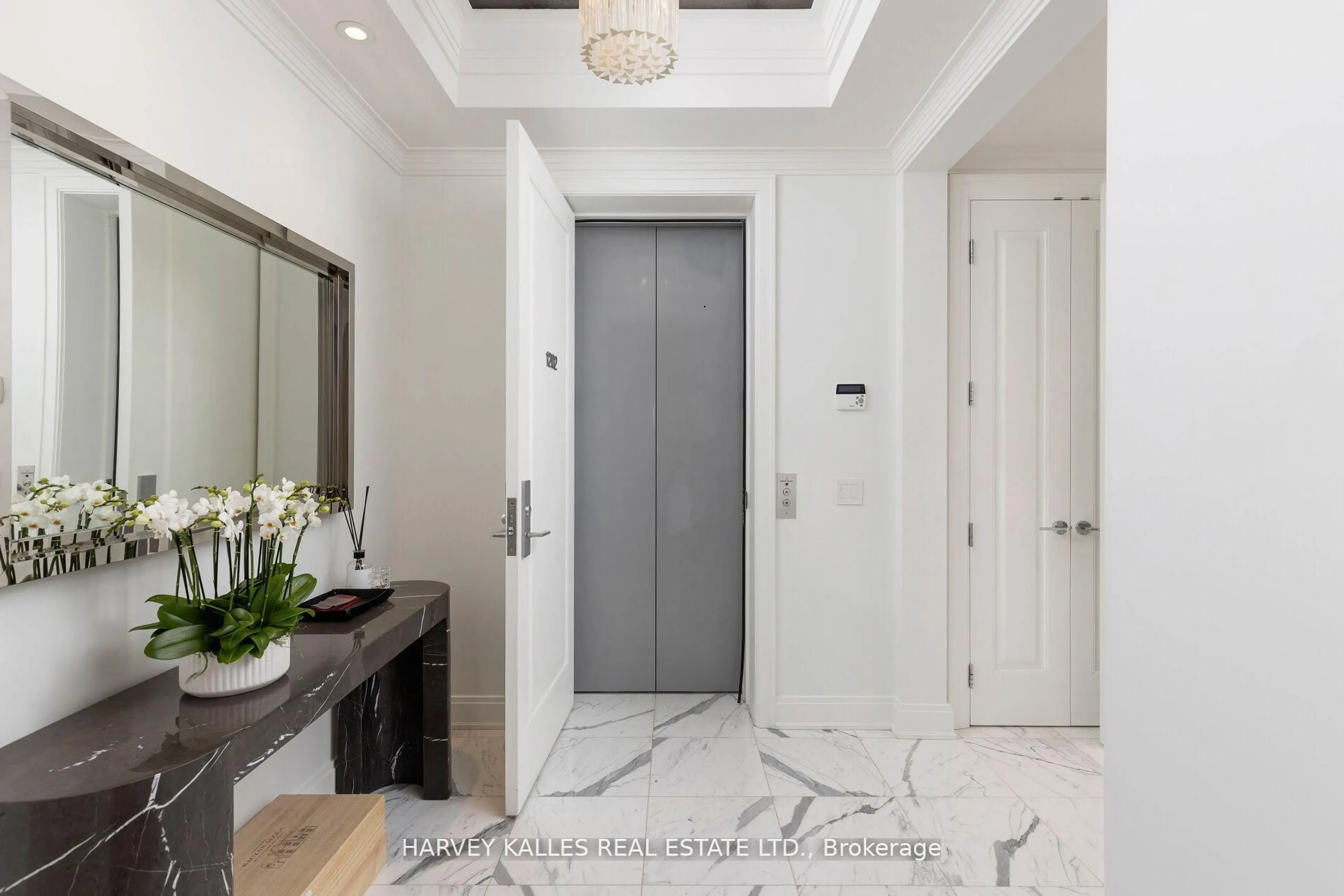 Indoor entryway for 206 Bloor St #1202, Toronto Ontario M5S 1T8