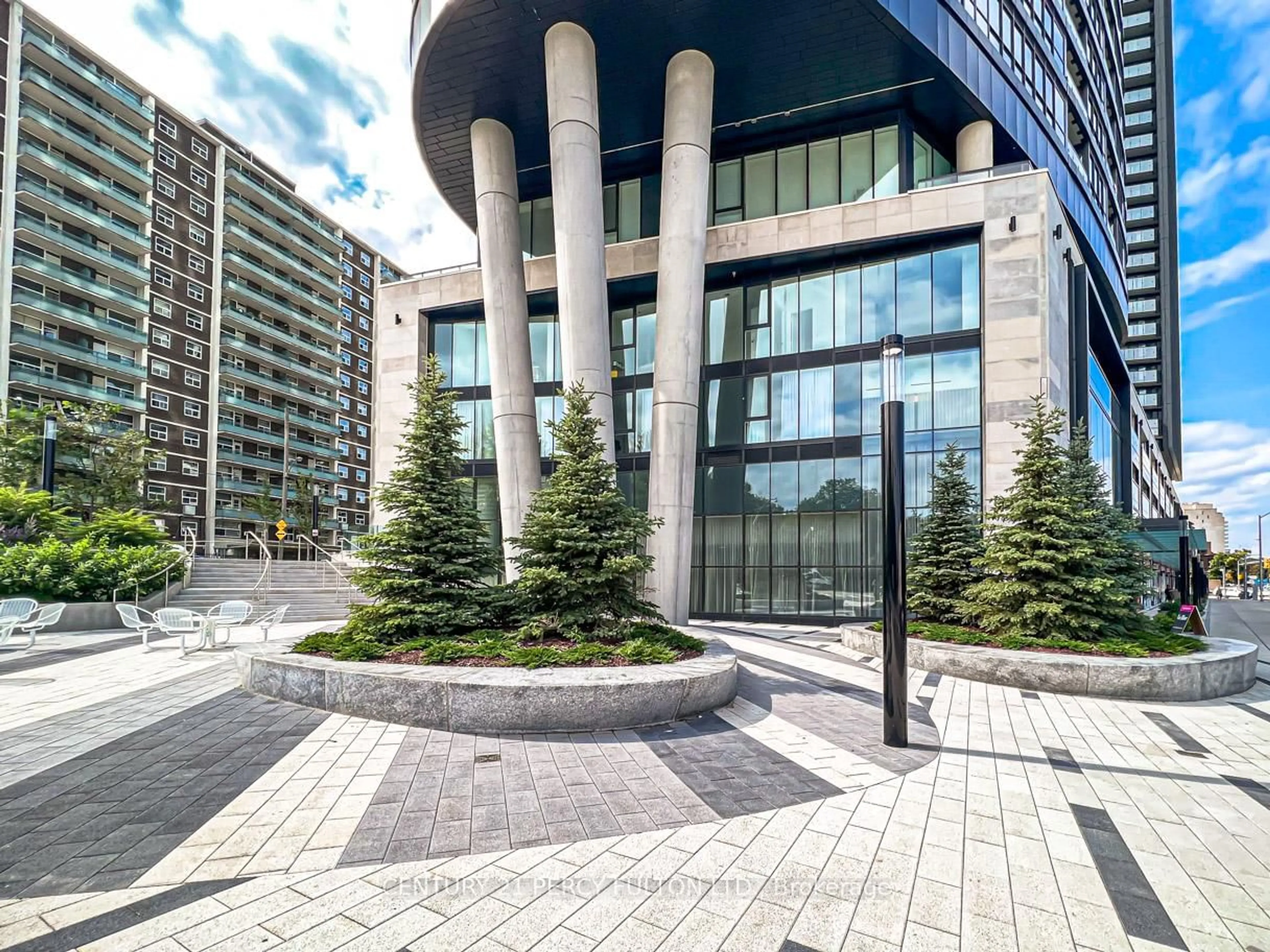 Indoor foyer for 585 Bloor St #3415, Toronto Ontario M4W 0B3