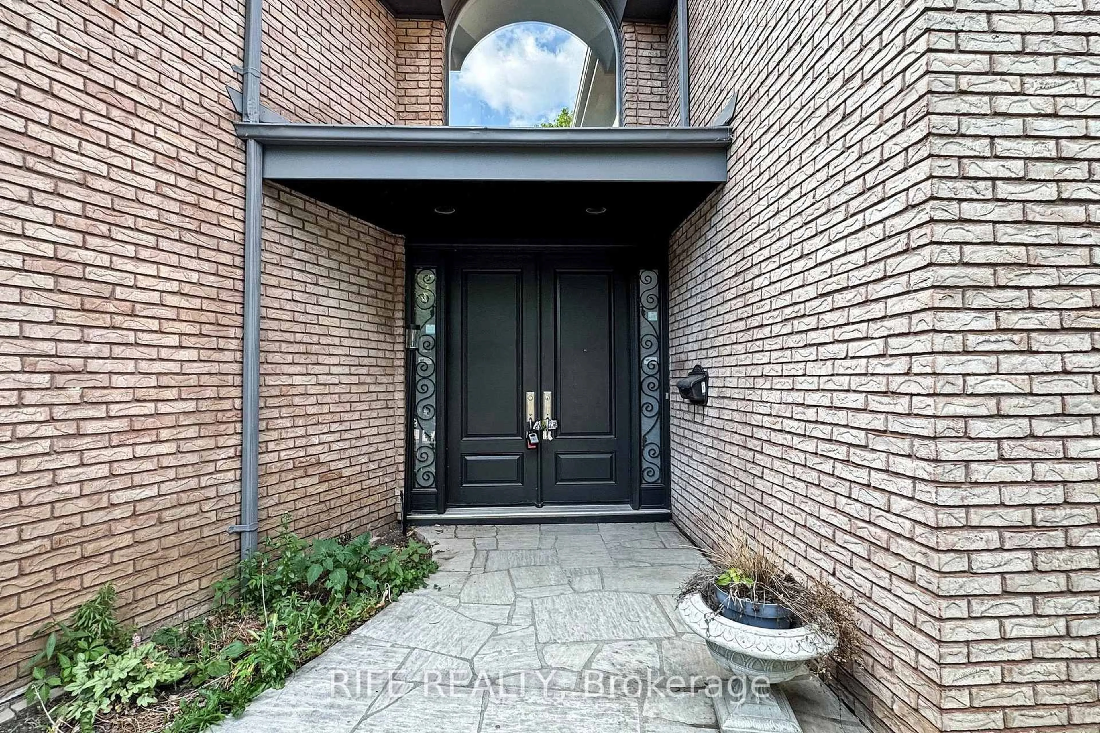 Indoor entryway for 8 Elliotwood Crt, Toronto Ontario M2L 2P9