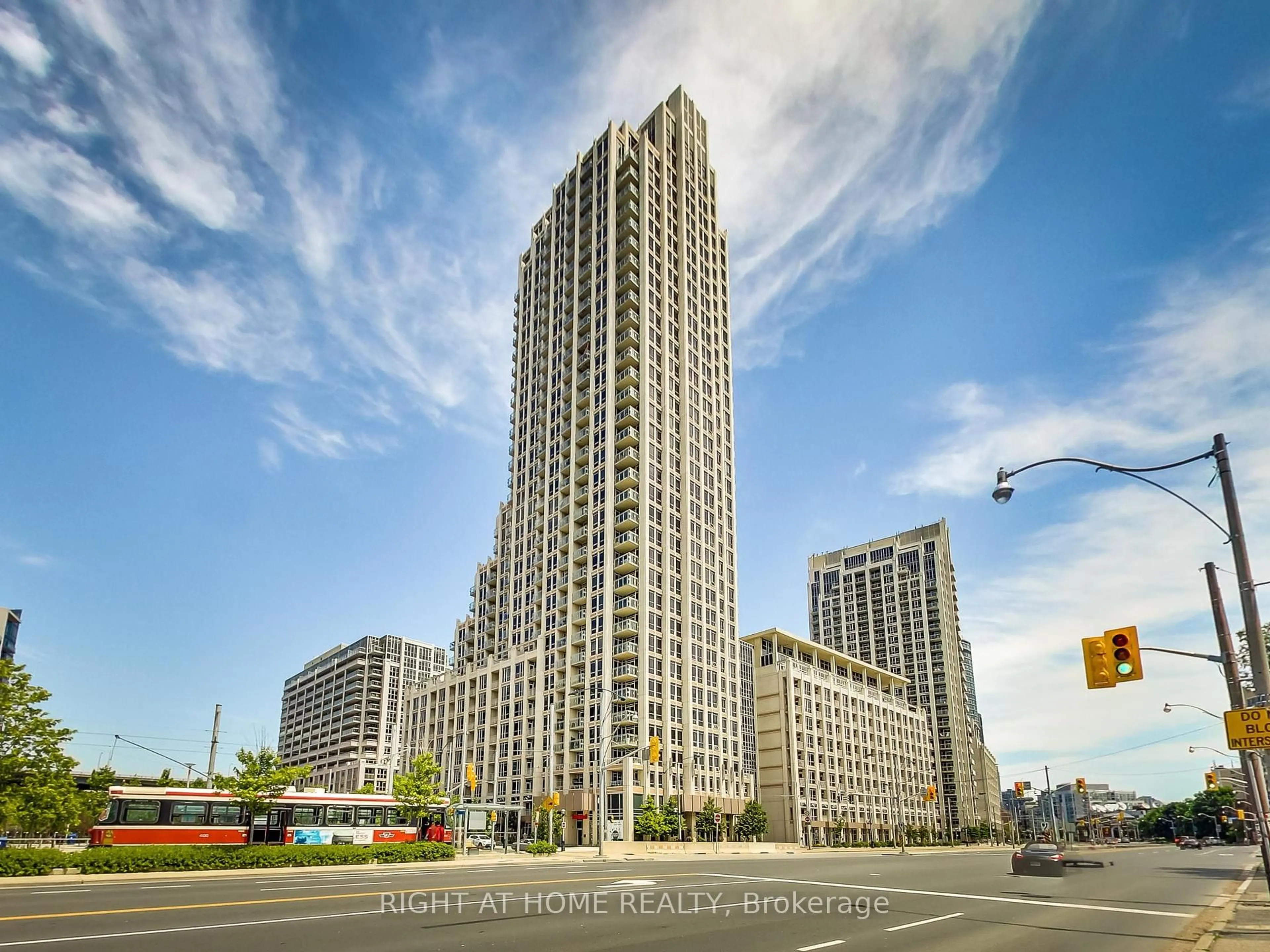 A pic of a room for 628 Fleet St #504, Toronto Ontario M5V 1A8
