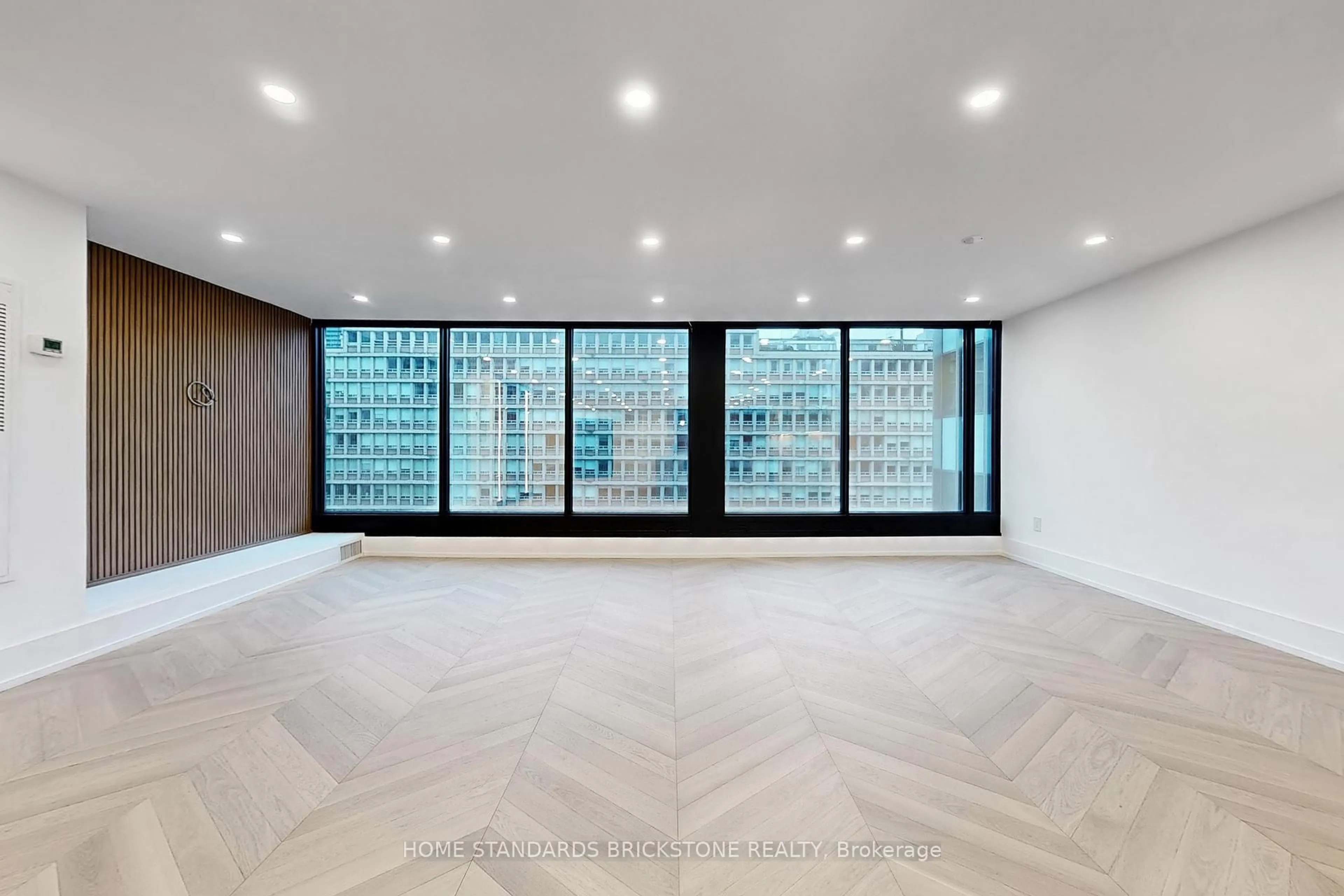 Indoor foyer for 110 Bloor St #1009, Toronto Ontario M5S 2W7