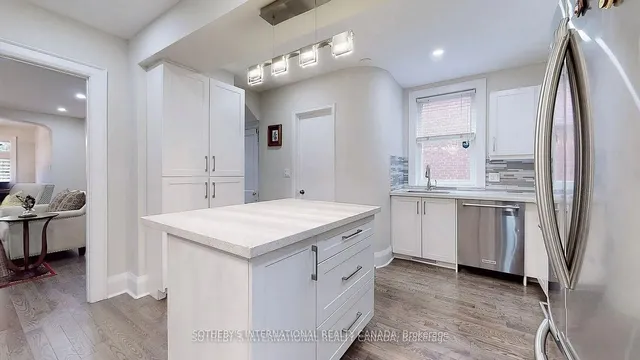 Primary image of 182 Duplex Ave