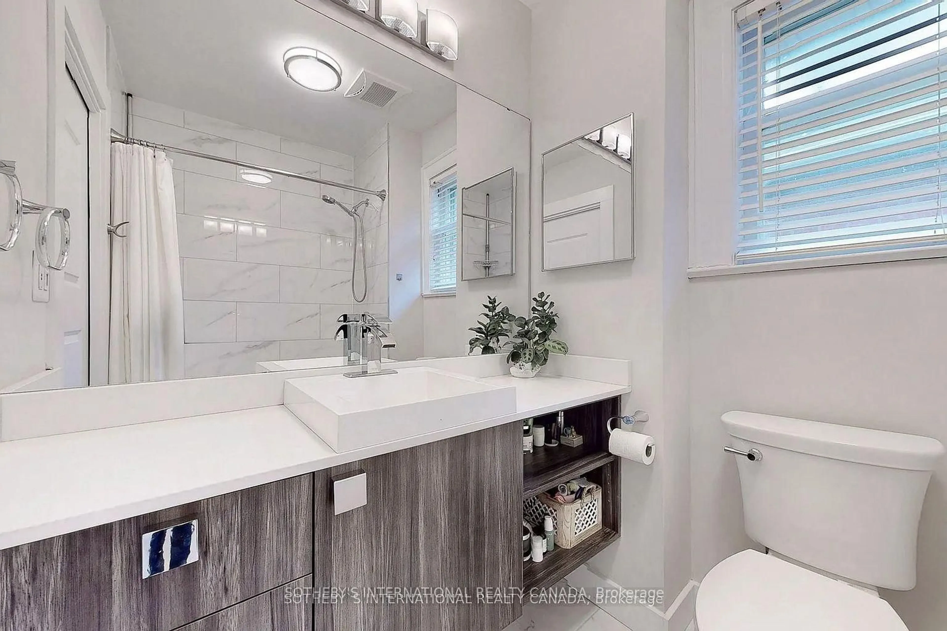 Standard bathroom, ceramic/tile floor for 182 Duplex Ave, Toronto Ontario M5P 2A9