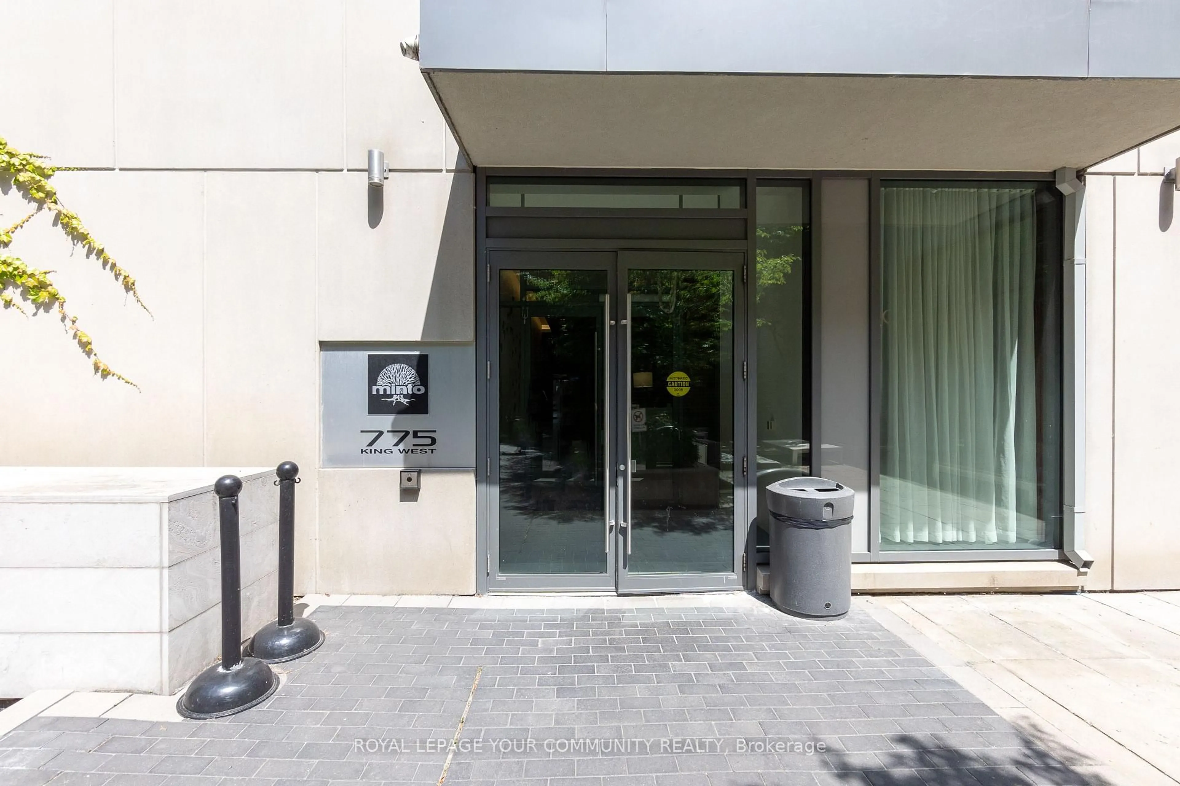 Indoor foyer for 775 King St #612, Toronto Ontario M5V 2K3