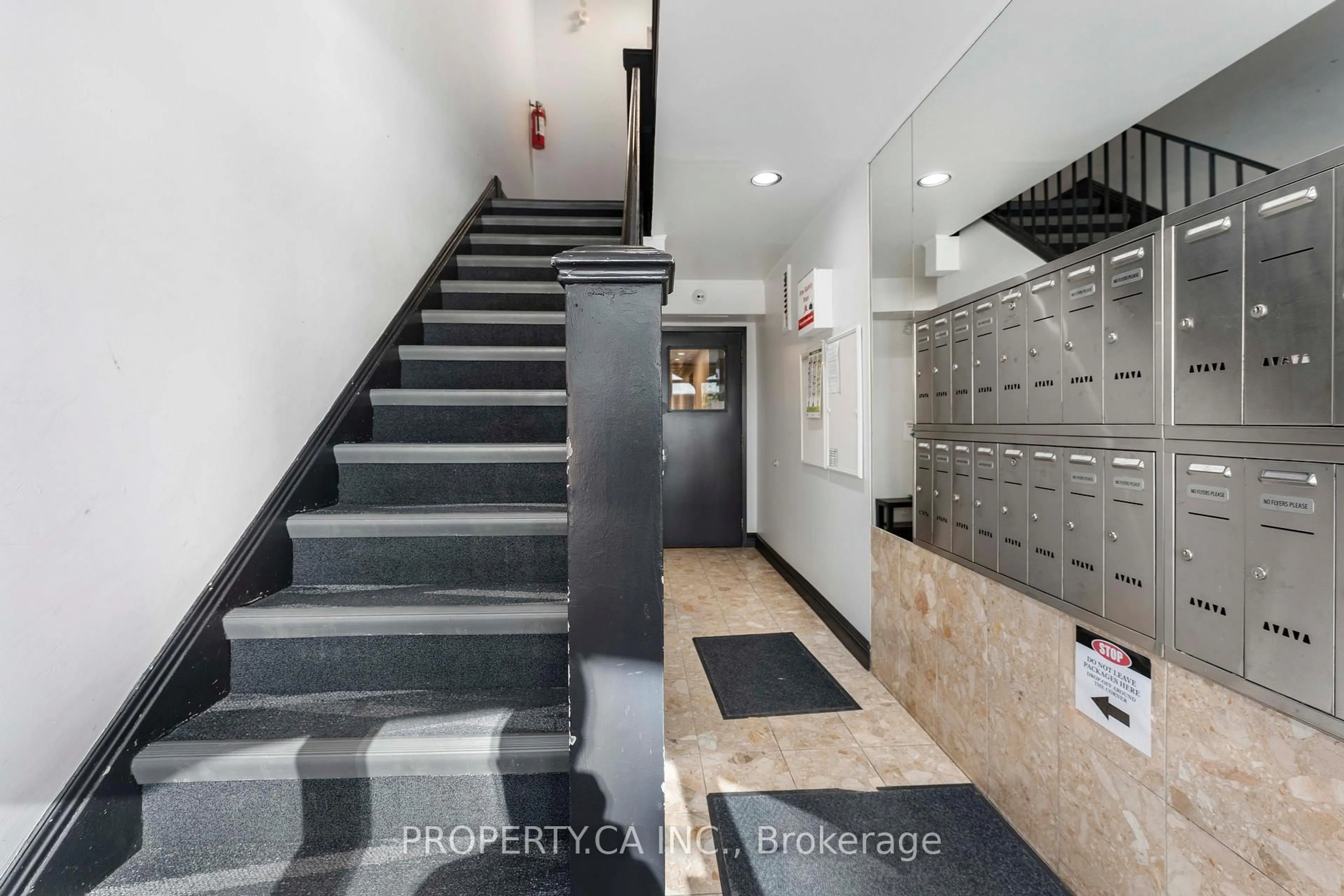 Indoor foyer for 114 Vaughan Rd #402, Toronto Ontario M6C 2M1