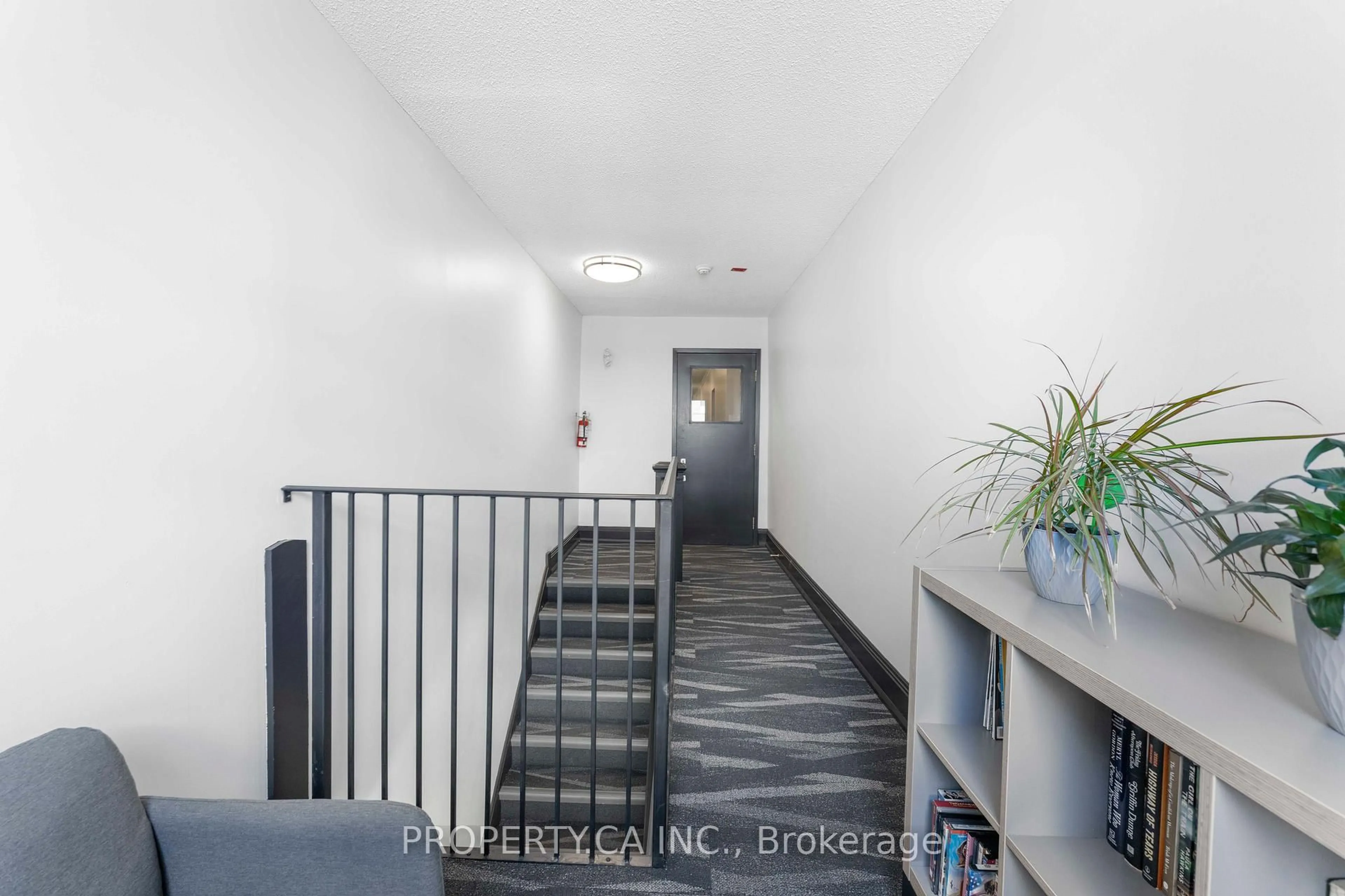 Indoor foyer for 114 Vaughan Rd #402, Toronto Ontario M6C 2M1