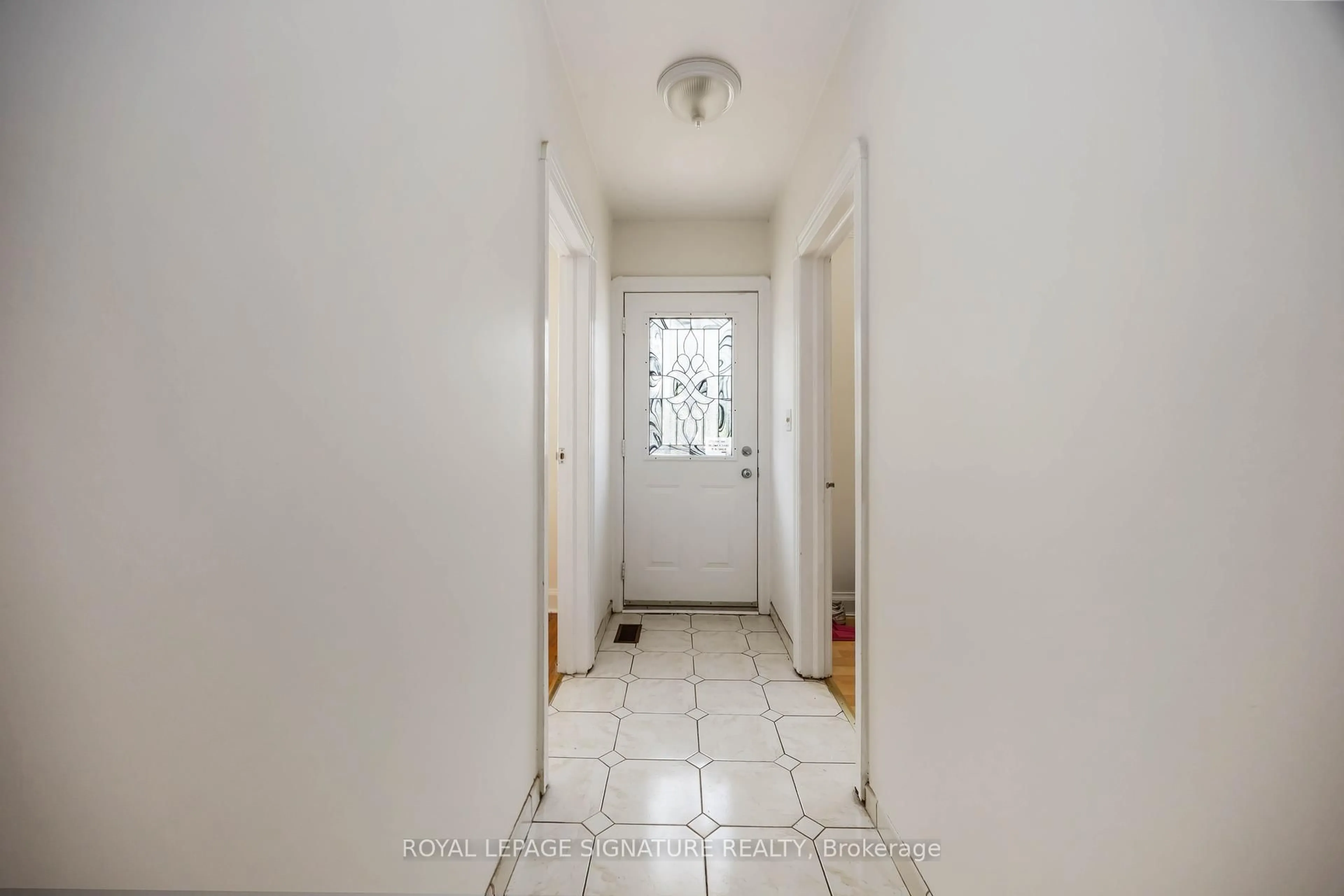 Indoor entryway for 42 Carr St, Toronto Ontario M5T 1B5