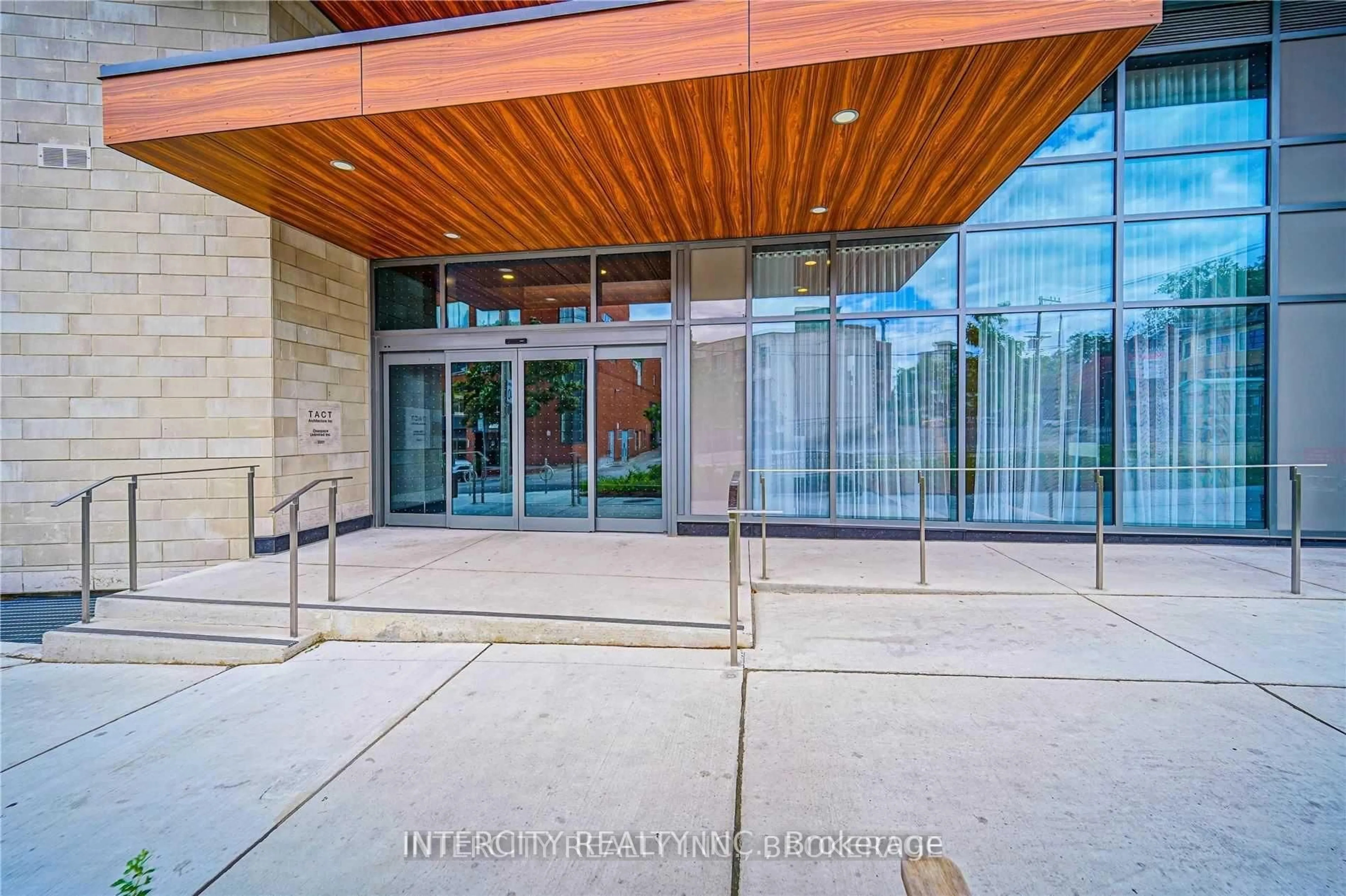 Indoor foyer for 181 Bedford Rd #201, Toronto Ontario M5R 0C2