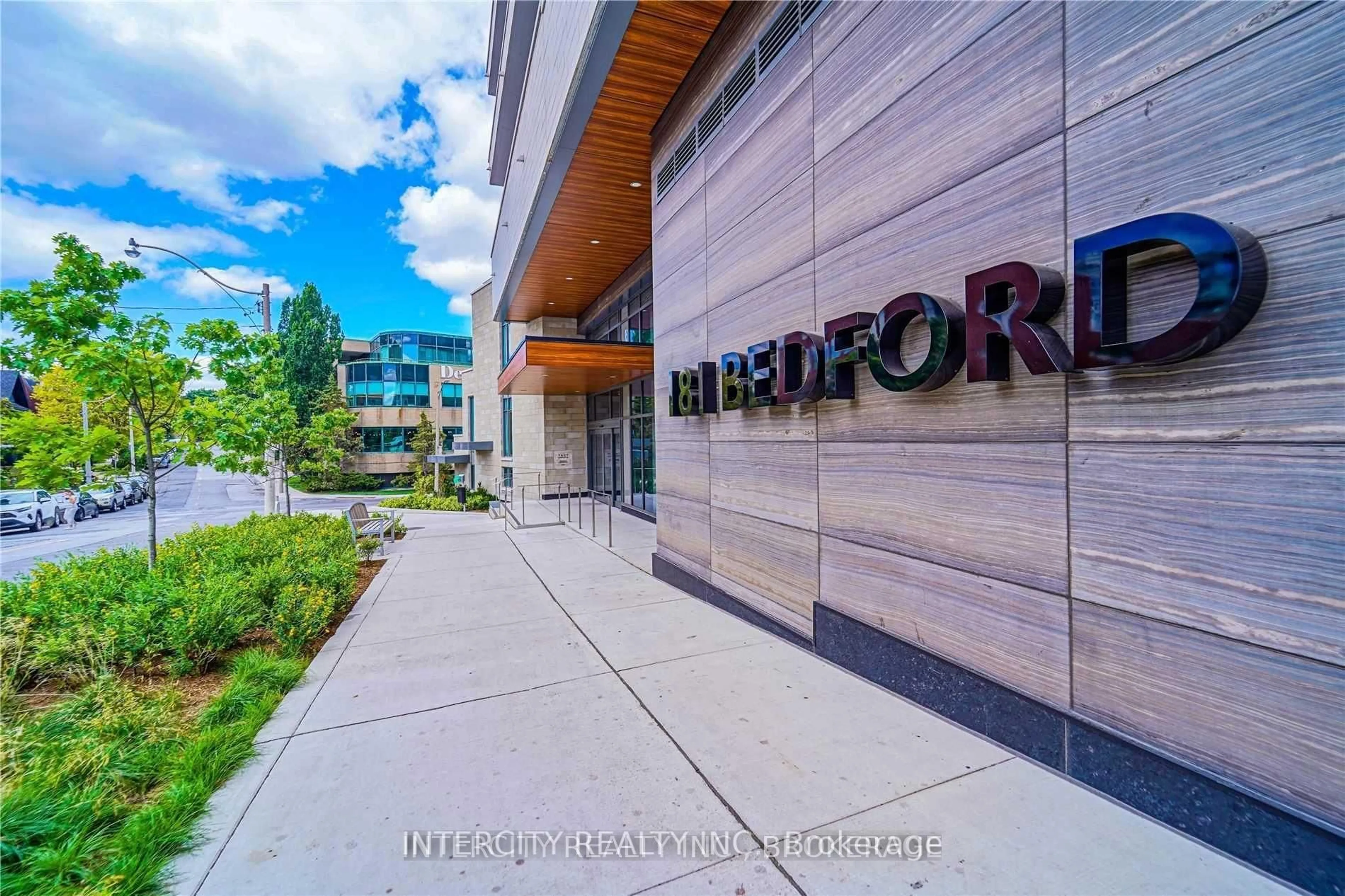 Indoor foyer for 181 Bedford Rd #201, Toronto Ontario M5R 0C2