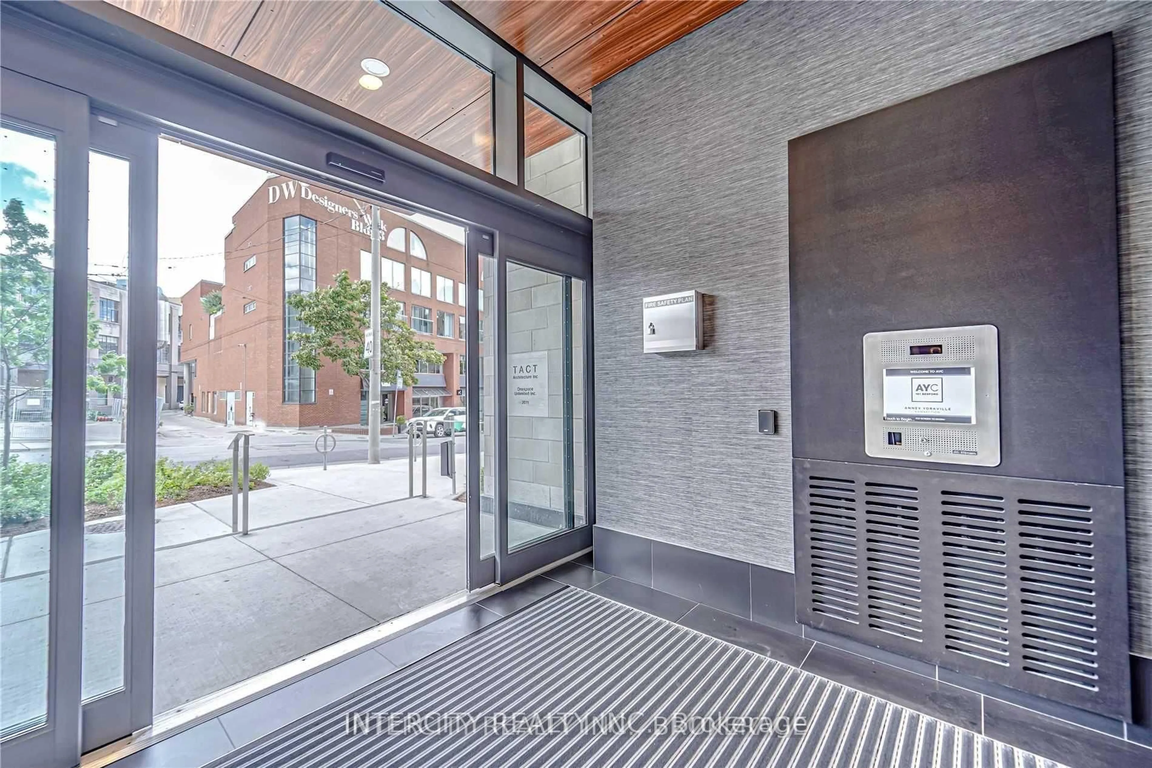 Indoor foyer for 181 Bedford Rd #201, Toronto Ontario M5R 0C2