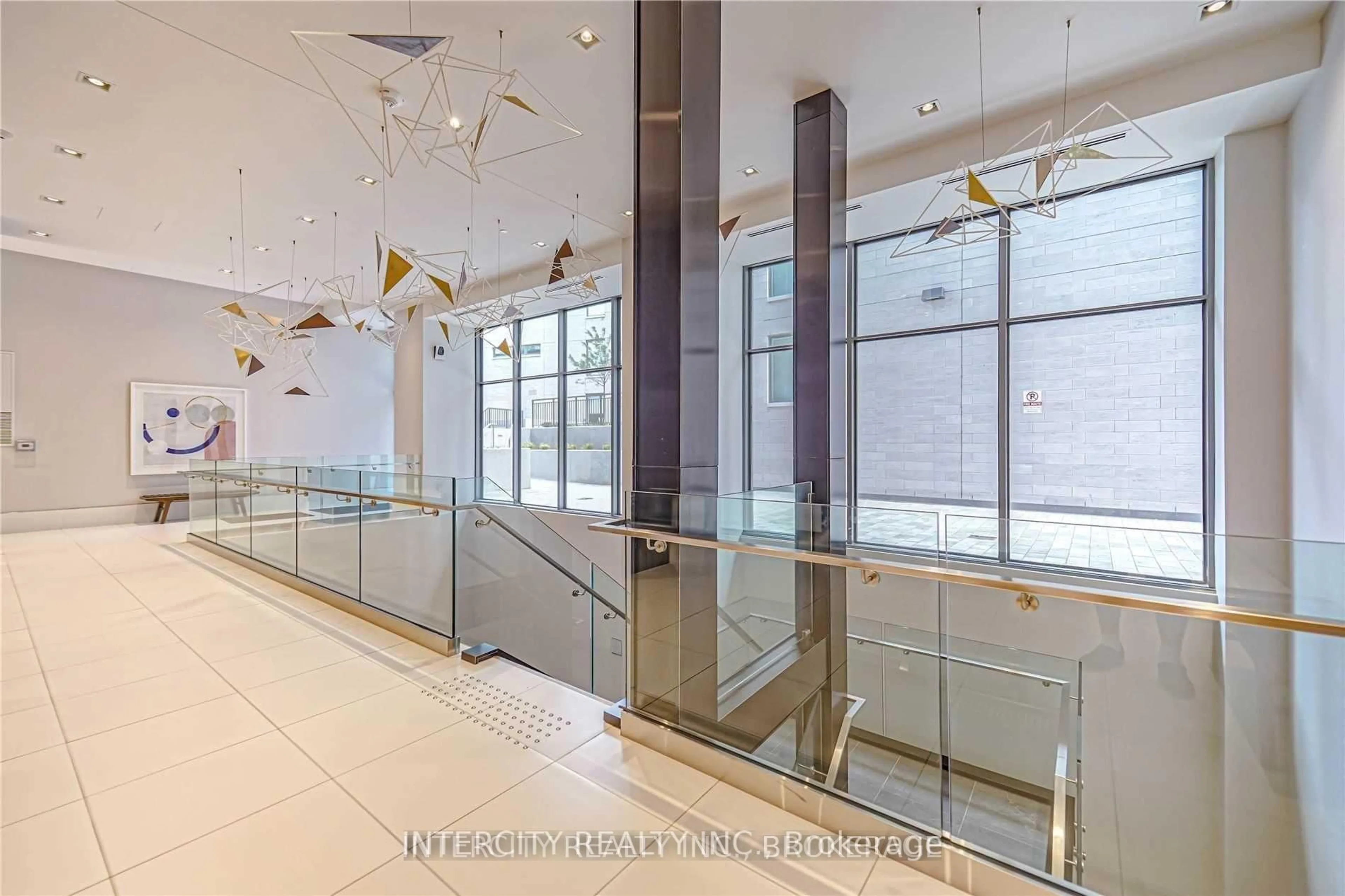 Indoor foyer for 181 Bedford Rd #201, Toronto Ontario M5R 0C2